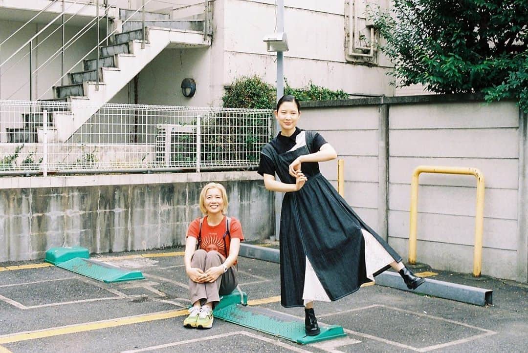 のインスタグラム：「いえーい！ YouTube連載　エマ散歩 haru.ちゃん @hahaharu777  がゲストの2回目が公開されました！  中学ってなんであんな難しい世界なんだろね？前回は小学校時代のはなし、今回は中学〜大学のはなしだよ！ みんなみてね〜！ @marinko5589  @yamamotorisako  @yt_ngn  @tokyo__wow  編集永野くんのテキストが素敵なので、以下載せます。  #Repost @yt_ngn with @make_repost ・・・ エマ散歩、お次はハル〜、インダ青山ブックセンター。生まれ持った、特別な才能があると思われがち(？)なハルだけど、いやいやそんなことはなくて。誰もが通る道を通ってきて、誰もが経験することを経験していて。だから特別ではなく。ただ、彼女に起きてきた出来事に、彼女自身が他の人より少しだけ感受性豊かであり続けただけ(それはとんでもない才能なのだけど)、ってことが伝わると嬉しいです。金髪がクソ似合う  #エマ散歩話してちょうだい」