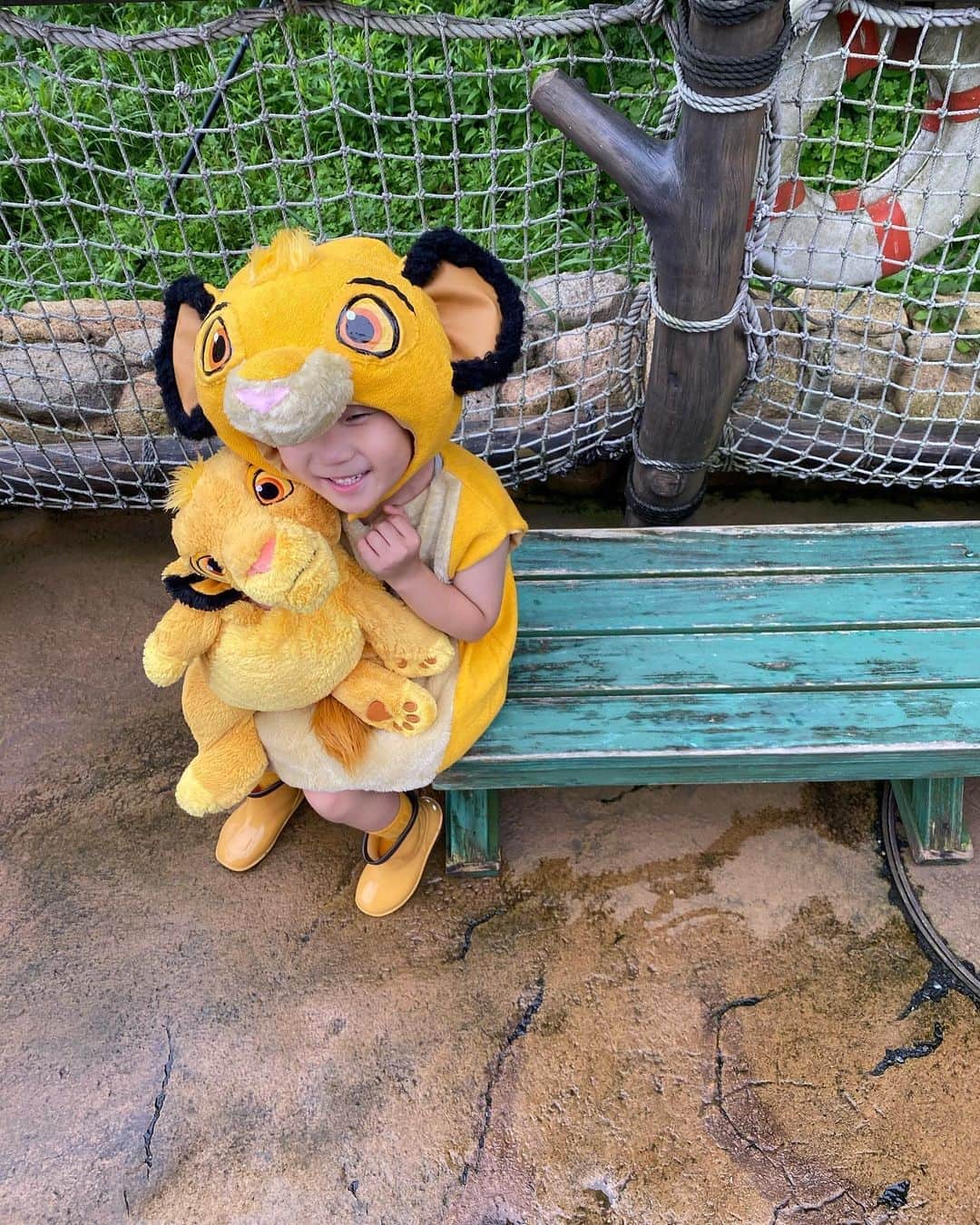 tiahy__のインスタグラム：「The Lion King. . .  The Lion King is the best thing I have ever seen in my life. . . . . July 9. . ミュージカルが大好きなtaiちゃん. いつかNY Broadwayに連れて行ってあげたいです. . #simba_taia#thelionking#disney#taiacostume. ❅人が居ないところでマスクを外しています.まだ梅雨で、朝晩は肌寒く日中は涼しい時に行った様子なので暑くありません.」