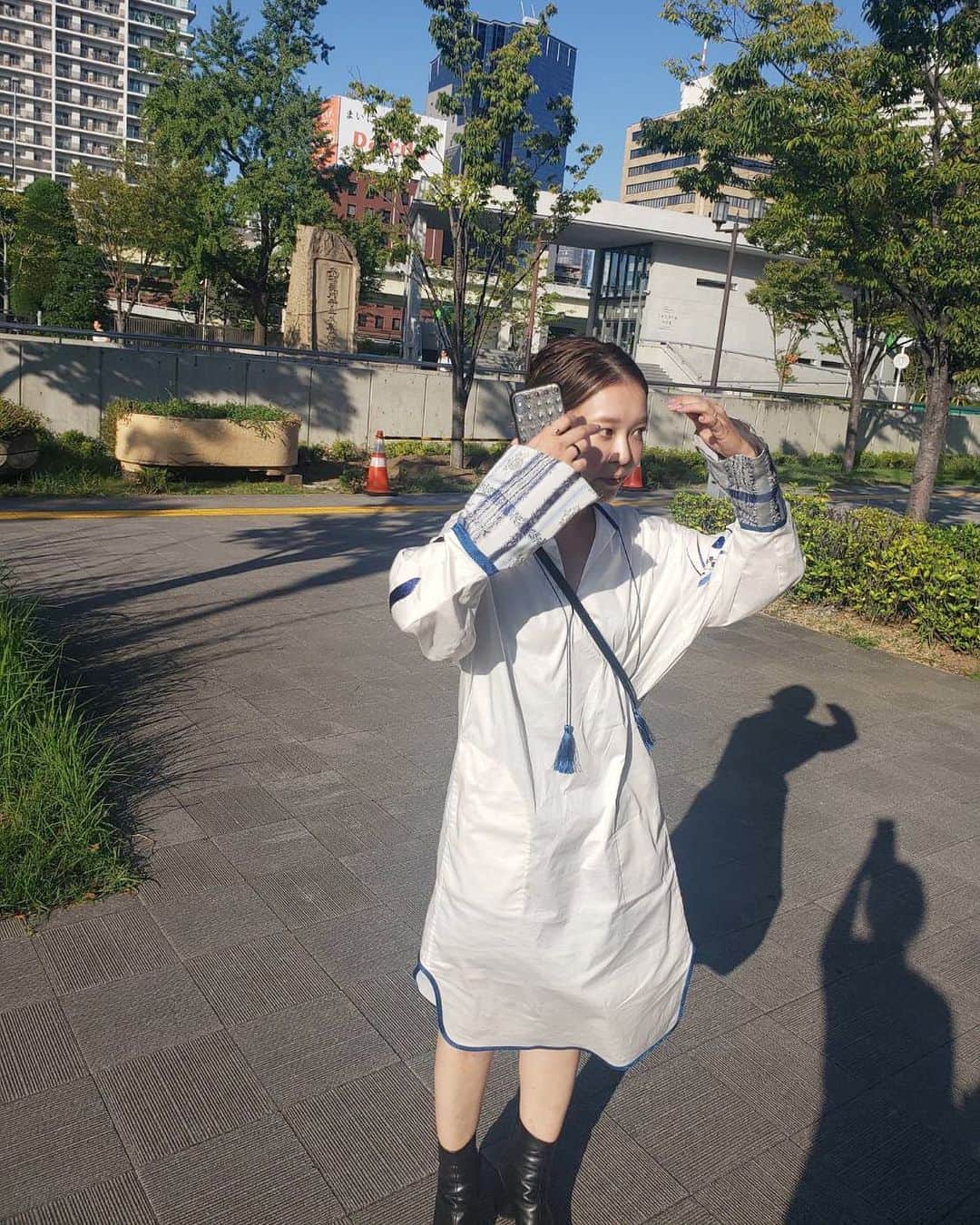 北岡りえのインスタグラム：「前髪伸ばそうか切ろうか悩み中💭🤔  影ごしの七緒さんが愛しい♥ @nanao.luijewelry」