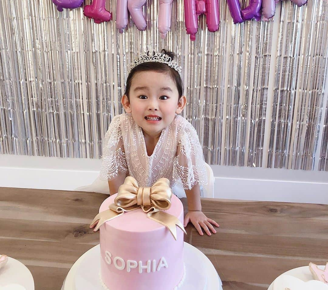 ケビン・ナさんのインスタグラム写真 - (ケビン・ナInstagram)「Happy belated 4th Birthday!  @sophiana829 can’t believe u are already 4! Daddy loves u very much!  #makeawish #birthdaygirl」9月10日 11時12分 - kevinna915