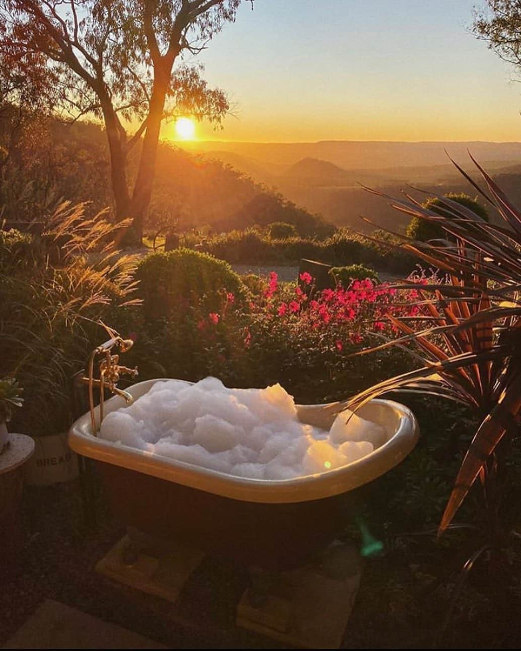 FRENCH GIRLさんのインスタグラム写真 - (FRENCH GIRLInstagram)「When #WanderlustWednesday meets #WellnessWednesday, it looks a little something like this ✨  Photo by @matthew_lennon_ via @ssagittarrius 💛」9月10日 11時20分 - frenchgirlorganics