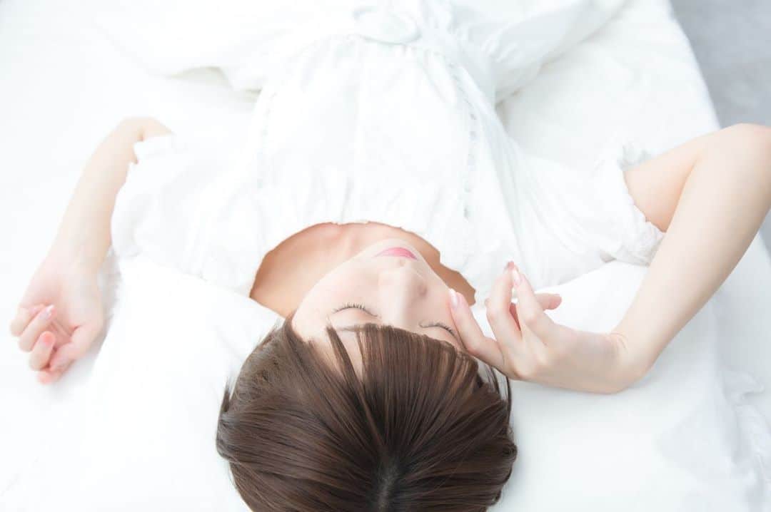 白波瀬ミキティ。のインスタグラム：「眠い…＊ .⁣ .⁣ .⁣ .⁣ #白ワンピース  #純白 #whitecat  #アンクルージュ ##sleepingbeauty  #スタジオ撮影 #cutegirls #kawaiigirl  #ポートレート部  #photography ⁣ #portraitphotography⁣ #streetphotography⁣ #edscvr_moodjapantrip⁣ #visualsoflife⁣ #impressio_shots⁣ #good_portraits_worldxploretocrate⁣ #shootermag⁣ #pursuitofportraits⁣ #ootd⁣ #dscvr_mood⁣ #jp_portrait部⁣ #東京カメラ部⁣ #igersjp⁣ #ポートレート⁣ #被写体⁣ #お洒落さんと繋がりたい⁣ #model⁣ #ポートレートモデル⁣ #写真好きな人と繋がりたい」
