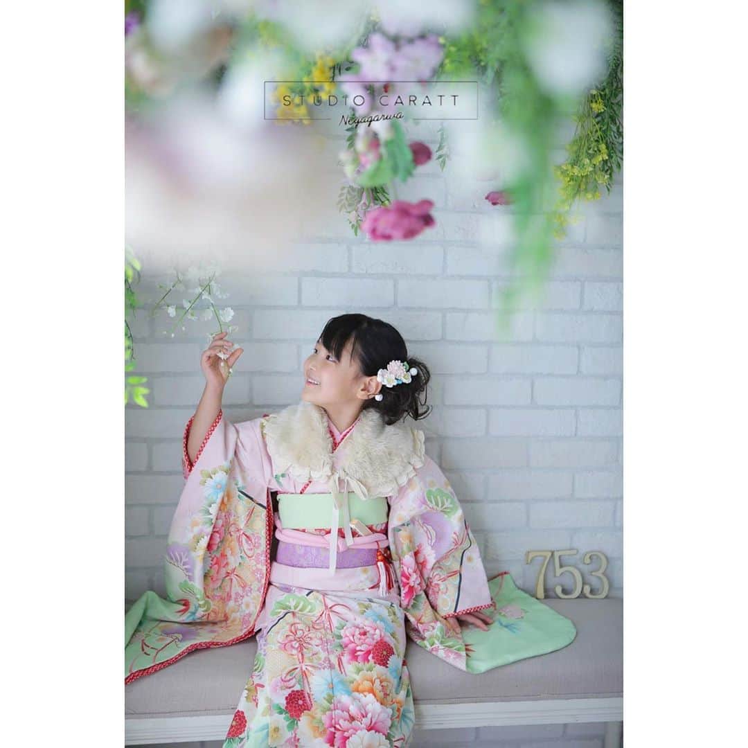 のインスタグラム：「. . したいポーズを嬉しそうにしてくれました♡ とても可愛かったです︎︎︎︎︎☺︎ ︎︎ご来店ありがとうございました❃❃ . .  #スタジオキャラット #スタジオキャラット寝屋川 #キャラット #キャラット寝屋川 #フォトスタジオ #キッズフォトスタジオ #キッズスタジオ #フォト #フォトジェニック #フォトグラファー #ファインダー越しの私の世界 #カメラマンさんと繋がりたい #カメラ好きな人と繋がりたい #おしゃれさんと繋がりたい #写真好きな人と繋がりたい #写真で伝えたい私の世界 #写真は心のシャッター #七五三 #七五三前撮り #七五三7歳 #七五三フォト #七五三撮影 #七五三女の子 #女の子ママ #関西ママ」