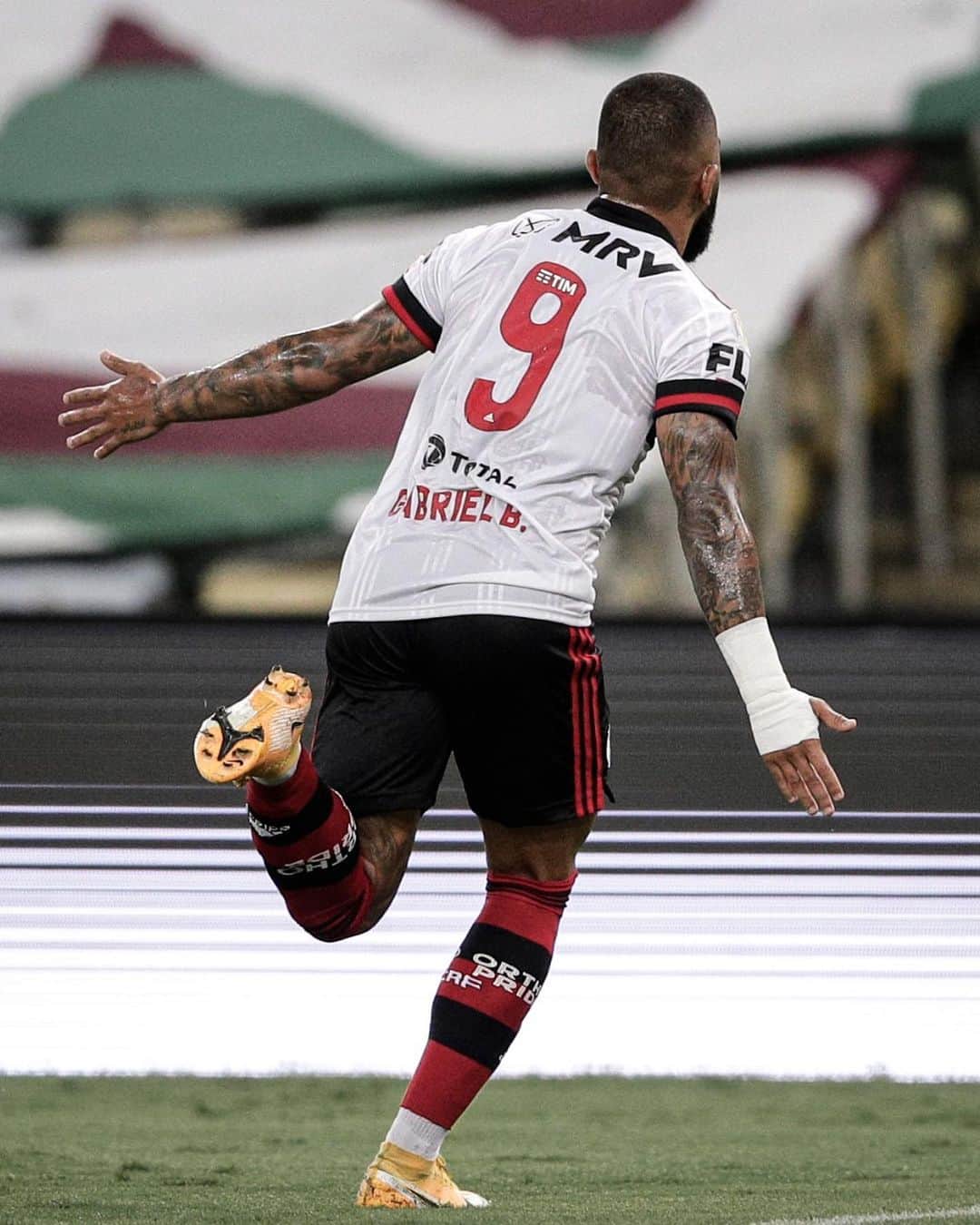 ガブリエウ・バルボーザ・アウメイダのインスタグラム：「Segue tudo normal no RJ! ❤️🖤」