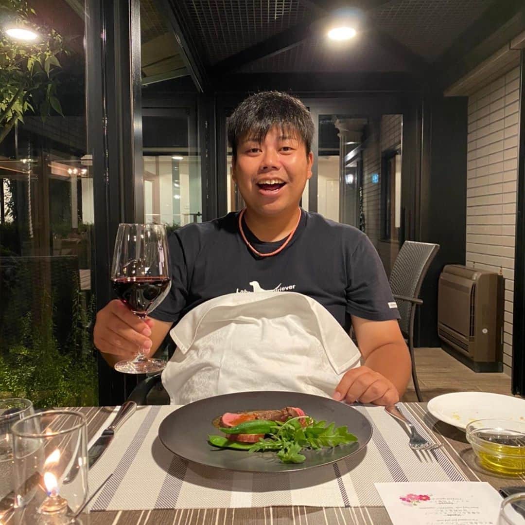 野球YouTuber向さんのインスタグラム写真 - (野球YouTuber向Instagram)「・ ホテルマン時代の先輩が働く 軽井沢のレストランに行ってきました⚾︎ 久しぶりに食べたフレンチは 美味しすぎて圧倒的号泣。 ・ フランス語もギリギリ覚えていたので サービスマンに復帰したい欲が 少しだけ芽生えた１日。 ・ #たまにはインスタっぽい写真 #フランス料理 #軽井沢 #ネコバス #雲場池 #先輩まさかの顔出しNGで草 #顔面ジャガイモ #フレンチ通ぶってて草」9月10日 11時36分 - 89youtuber_muko