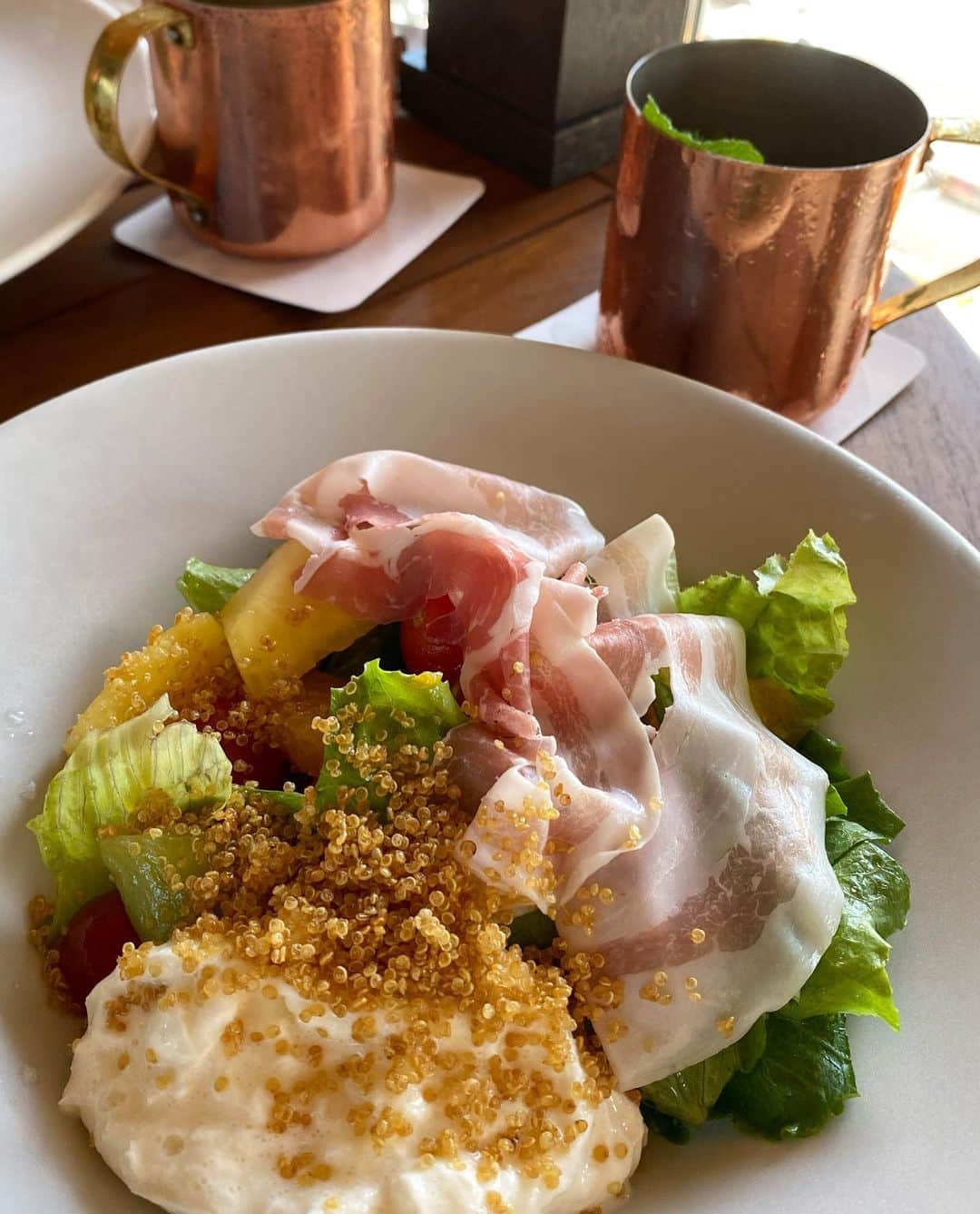 井咲アキさんのインスタグラム写真 - (井咲アキInstagram)「🌱 最近新しくできた青山グランドホテルの カフェ「THE BELCOMO」 平日なのにすごい賑わってた☺️ テラス席は、屋根が広くて、 全然暑くなくて過ごしやすかったよ！ サラダも柚スカッシュも美味しかった💚💛 ・ ・ ・ #青山グランドホテル#カフェ#青山#外苑前#thebelcomo#aoyama#gaienmae#cafe#lunch  #夏#テラス#心地よかった#オススメ#ランチ」9月10日 11時37分 - ak.i__o0