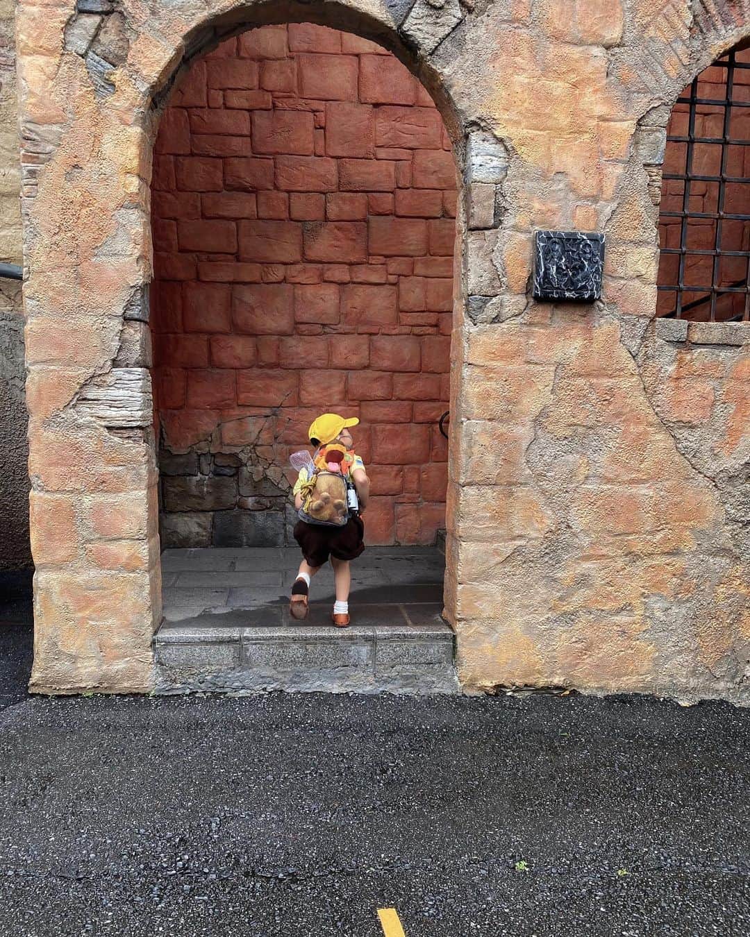 tiahy__のインスタグラム：「He goes adventuring by himself sometimes. . . . . Disney’s Animal kingdomで購入したお気に入りの双眼鏡を持って、冒険の旅へ. . Russellの缶バッチはtaiちゃんが作りました. . .  #russell_taia#up#taiacostume#disney#カールじいさんの空飛ぶ家」