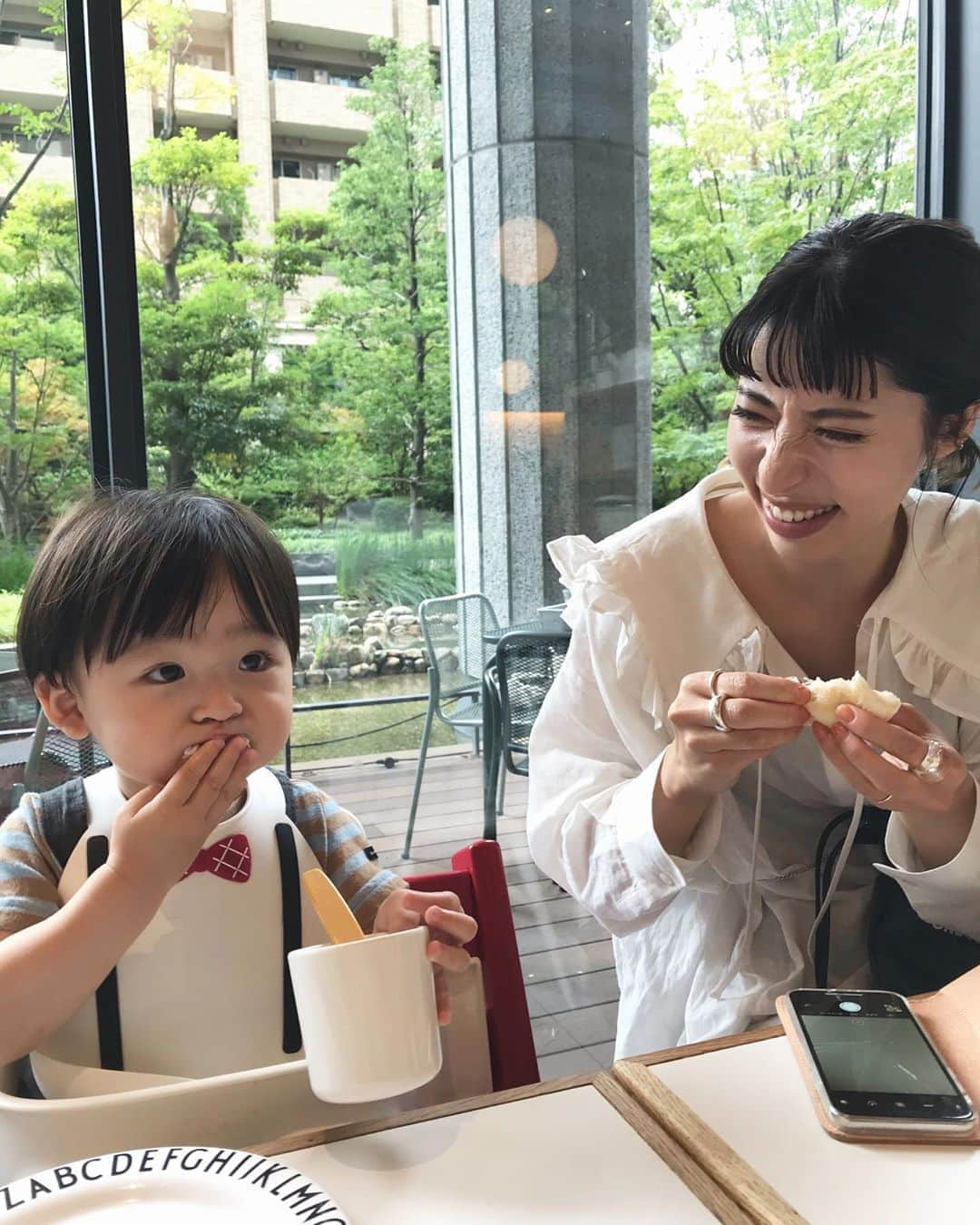 山﨑さおりさんのインスタグラム写真 - (山﨑さおりInstagram)「大好きな親子とのお出掛け👶🏻👧🏻👩🏻 自然な写真ってあんまりないから嬉しい🥰 パンラブの僕ちゃん🥐🥖🍞 . . #soholmcafe  #親子写真」9月10日 11時38分 - saori_emunjewelry