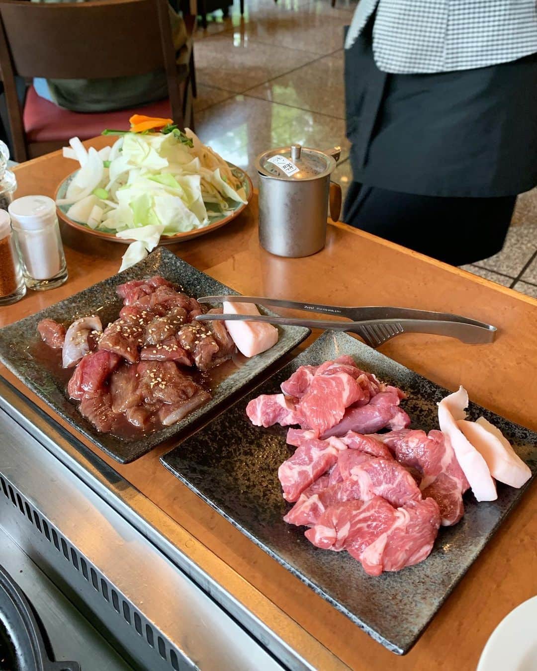 田中セシルさんのインスタグラム写真 - (田中セシルInstagram)「* 北海道で一番美味しかったのは…？ と聞かれて答えたのが、こちらのラム肉。 キリンビール千歳工事のレストランで食べられるジンギスカンに大阪でお仕事ご一緒してからの大先輩、瓜生さんが連れて行ってくれました！ 久しぶりに会えて嬉しい😆  ラムやジンギスカン大好きなので、色んなところで色んな部位を食べてきました。 でもさすがはやっぱり北海道。 一度も冷凍せずに美味しさと柔らかい肉質をそのままチルドで輸送しているというこだわりのお肉は、分厚いカットなのにものすごーく柔らかくて噛めば噛むほど旨味が感じられる不思議な感覚。 ちょっと今まで食べてきたラム肉とは全く別物でした。 また食べたいな！！！  #北海道 #hokkaido #千歳 #chitose #ジンギスカン #ラム肉 #生ラム #生ジンギスカン #キリンビール #kirinbeer #キリンビール園 #キリンビール工場 #美味しいラム肉 #美味しいジンギスカン #本当に美味しいラム肉 #本当に美味しいジンギスカン #北海道オススメジンギスカン #北海道オススメラム肉」9月10日 11時51分 - ceciltanaka