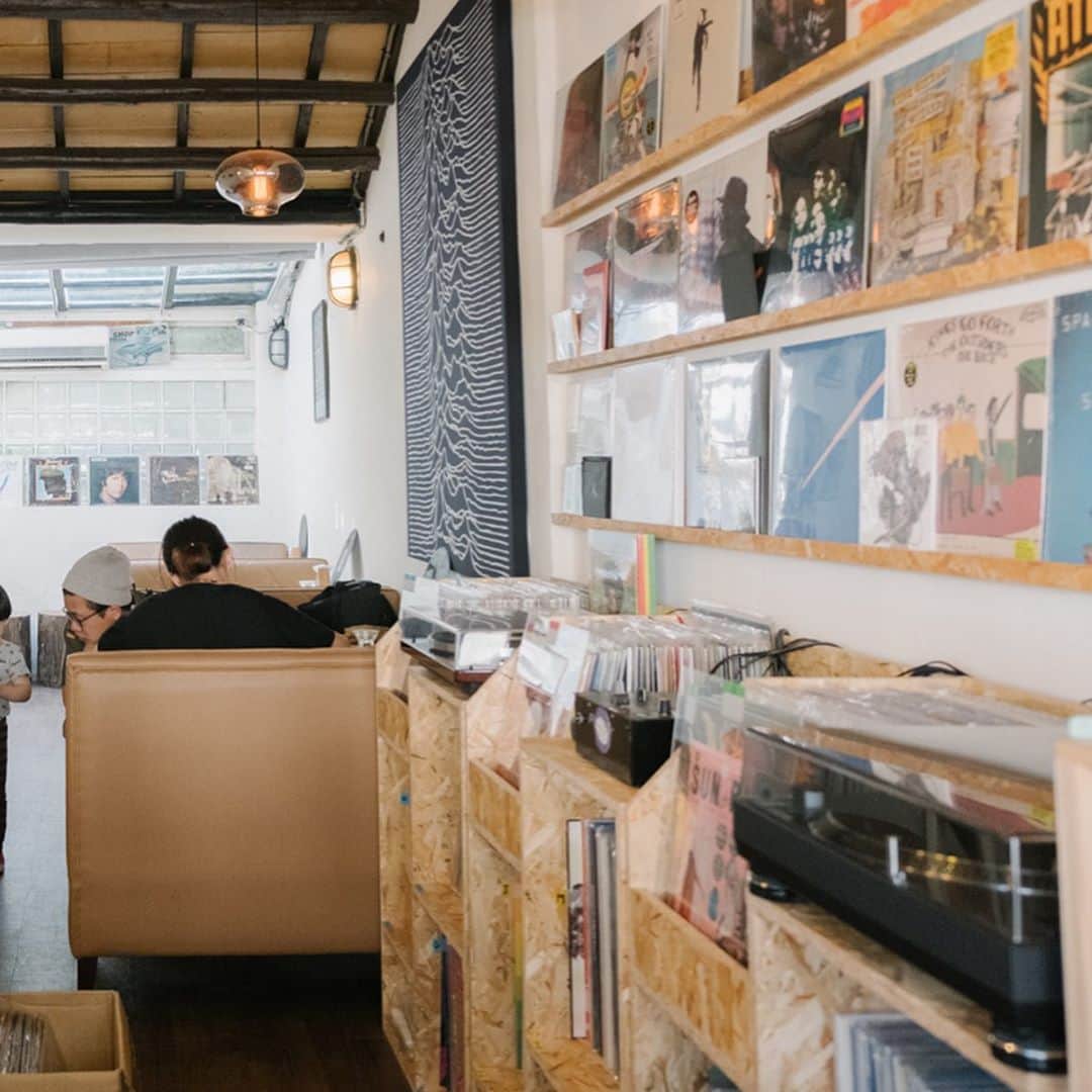 HereNowさんのインスタグラム写真 - (HereNowInstagram)「Taipei local's favorite record shop and a cultural hub that serves good food and drinks  📍：THT Records（Taipei）  "Coming here feels like coming home. I like hanging out here, having a bite to eat, and talking with the owner and other music fans. From time to time they hold DJ events here. It’s just a great place to be if you’re into music." cotton disco, DJ of @superaddstudio  #herenow #herenowtaipei #wonderfulplaces#beautifuldestinations#travelholic #travelawesome #traveladdict#igtravel #instapassport #vinyl  #vinyls #vinyloftheday #recordcollection #vinylcollection #vinylporn #instavinyl #vinylcollector #vinyladdict #vinyllover #musicbar #turntabe #recordbar #taipei #台湾 #台北 #台北旅行 #exploretaiwan #vscotaiwan #taiwangram #台灣」9月10日 11時44分 - herenowcity
