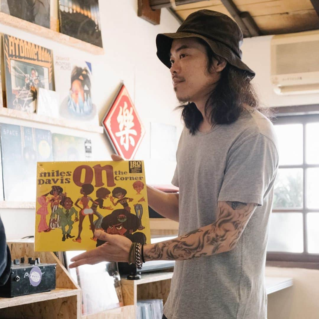 HereNowさんのインスタグラム写真 - (HereNowInstagram)「Taipei local's favorite record shop and a cultural hub that serves good food and drinks  📍：THT Records（Taipei）  "Coming here feels like coming home. I like hanging out here, having a bite to eat, and talking with the owner and other music fans. From time to time they hold DJ events here. It’s just a great place to be if you’re into music." cotton disco, DJ of @superaddstudio  #herenow #herenowtaipei #wonderfulplaces#beautifuldestinations#travelholic #travelawesome #traveladdict#igtravel #instapassport #vinyl  #vinyls #vinyloftheday #recordcollection #vinylcollection #vinylporn #instavinyl #vinylcollector #vinyladdict #vinyllover #musicbar #turntabe #recordbar #taipei #台湾 #台北 #台北旅行 #exploretaiwan #vscotaiwan #taiwangram #台灣」9月10日 11時44分 - herenowcity