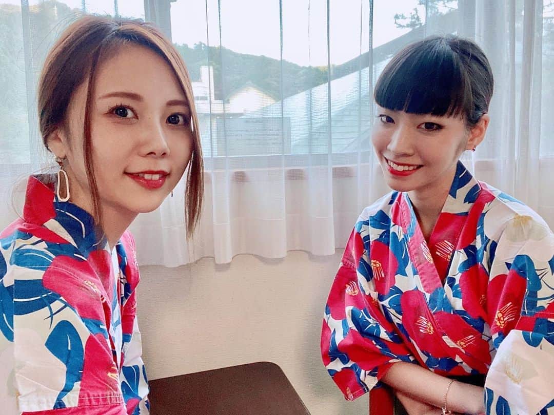 西村季里子のインスタグラム：「・  好きな浴衣を選べる旅館にして、 かなかとお揃いのものを選んだ🍒  いつもだったら淡い色味にするけど、 かなかに似合うこの色味にしたら 新鮮みがあってとても気に入った🥰  全然見た目も系統も違うのに、 好きなものが一緒だったりして 日々お揃いが増えてくわたちたち👯‍♀️♥️  #温泉 #温泉旅行  #温泉女子  #熱海 #熱海旅行  #旅館 #浴衣 #浴衣女子  #お揃い #お散歩 #follow#followｍe」
