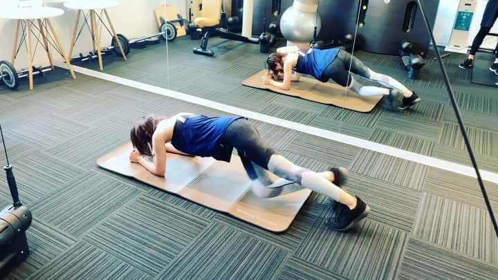 のインスタグラム：「この間のトレーニング✨ この日は疲れがひどくて、肩もあんまり上がらず、「四十肩！？」と叫んでおりました。笑 そんな日もあるよねー！ これも、おしりがあがっちゃってる。またがんばろう✌️🤍🤍🤍 . . . . #gym #sports #筋トレ　#お疲れ　#四十肩じゃありませんように　#nike #抱っこ紐の長時間に負けない」