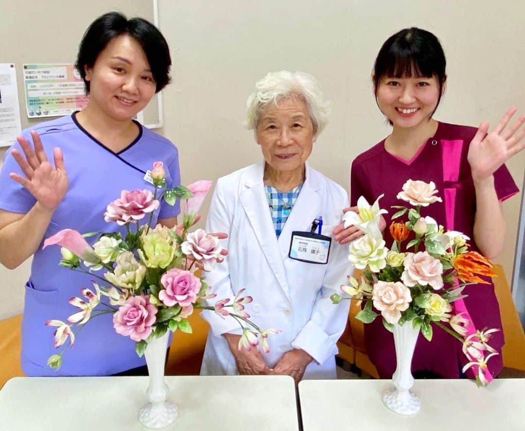 新大阪歯科衛生士専門学校【公式】さんのインスタグラム写真 - (新大阪歯科衛生士専門学校【公式】Instagram)「卒業生より🌼 . 今年3月の卒業生のお母様から 素敵なアートフラワーを頂戴しました💐 なんとこのお花は手作りなんですよ😳💓 . 造花をろうで固めた 陶器のような透明感のある 手作りの“ろう花”です🌸 . さっそく受付に飾らせてもらい とても華やかになりました👏🌟 . このような温かい心遣いに 先生たちもとても喜んでいます🤗✨ ありがとうございました❣️ . . #新大阪歯科衛生士専門学校 #sdhc #歯科衛生士 #卒業生 #アートフラワー #flower #artflower #今こそ花の力 #love #enjoy #smile #friend #友達 #仲間 #国家資格 #学校 #school #夢 #dream #専門学校 #happy #fun #girl #likeforlike #like4like #instagood #instalike #dental #dentalhygienist  #dentalhygiene」9月10日 11時50分 - sdhc1115