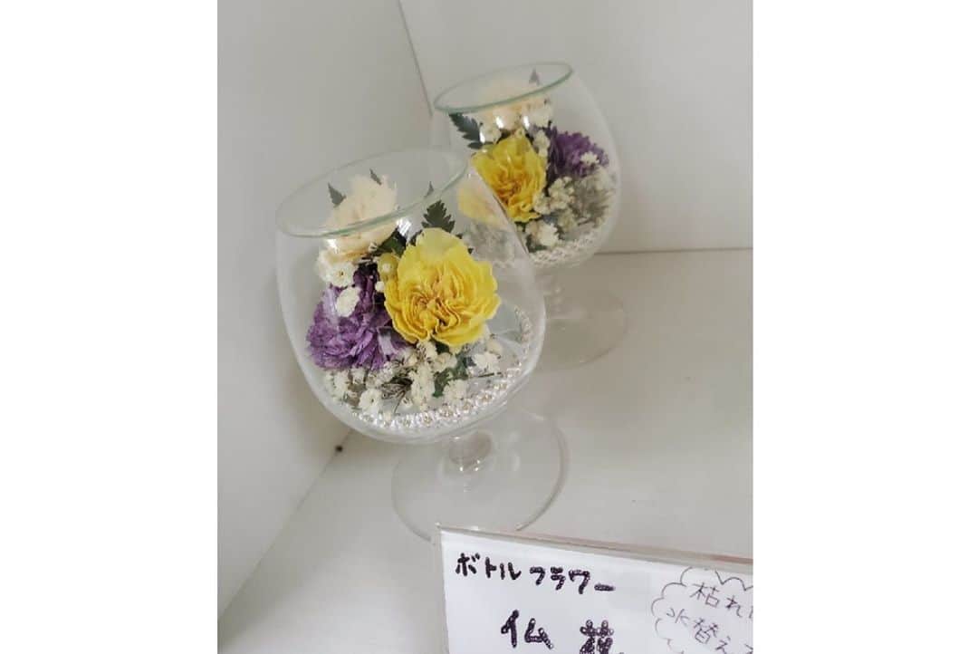 さが農村さんのインスタグラム写真 - (さが農村Instagram)「. 皆さんこんにちは。 今回は普段頑張っている自分へのご褒美として、また大切な人への贈り物として「アレンジメント体験キット」をおすすめします‼️ネットで送料、消費税込みで880円と気軽に注文できます。  佐賀県唐津市の海と山に囲まれた土地でカーネーションを代々作り続けている平田花園のお花です。カーネーション、ユーカリに器と吸水スポンジも付いていて、届いたらすぐ作れるので便利です。  STAY HOME期間中にぜひフラワーアレンジメントを体験してみてはいかがでしょうか。 またプレゼントとしても「アレンジメント体験キット」は贈った人も贈られた人もきっと幸せな気持ちになると思います。  ＜平田花園HP＞ https://clavel-japan.jp/  ■さが農村ひろばホームページ（TOPページ） https://saga-nouson.jp/」9月10日 12時00分 - saganouson