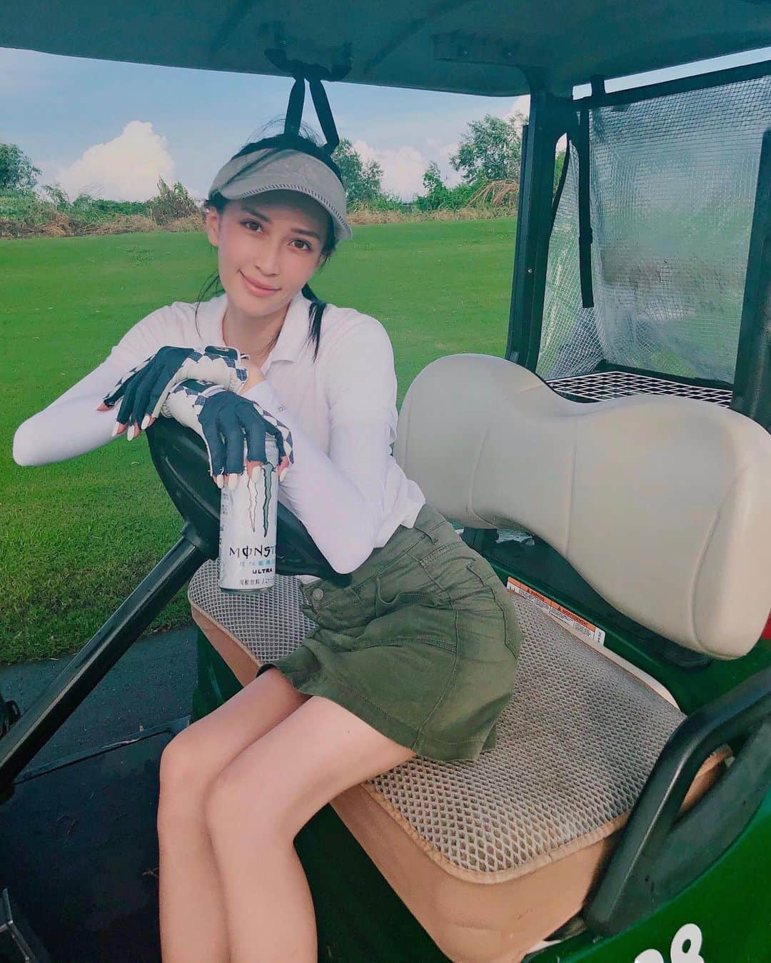 東あずささんのインスタグラム写真 - (東あずさInstagram)「おはようございます🌞☁️ 先日初めてコースデビューしました。初日はゲリラ豪雨に見舞われましたが、その後は綺麗な虹を見れました🌈（しかも二重）空って面白い！泣いたり、笑ったり。人と一緒。 自然もこうやって生きてるんだなぁと😌  室内スポーツしかやって来なかった私には初めて得られる貴重な体験の数々✨ゴルフは自然を感じながら楽しめる。秋は紅葉を見ながらプレイ出来るのかぁ🍁ワクワクが止まらない🏌️‍♀️⛳️ ラウンド中はMonsterでエネルギーチャージしたよ🔥  #norainnorainbows  #UnleashtheUltraBeast #MonsterEnergy  #モンスターエナジー  #モンスターウルトラ #pr」9月10日 11時55分 - azuma.azusa