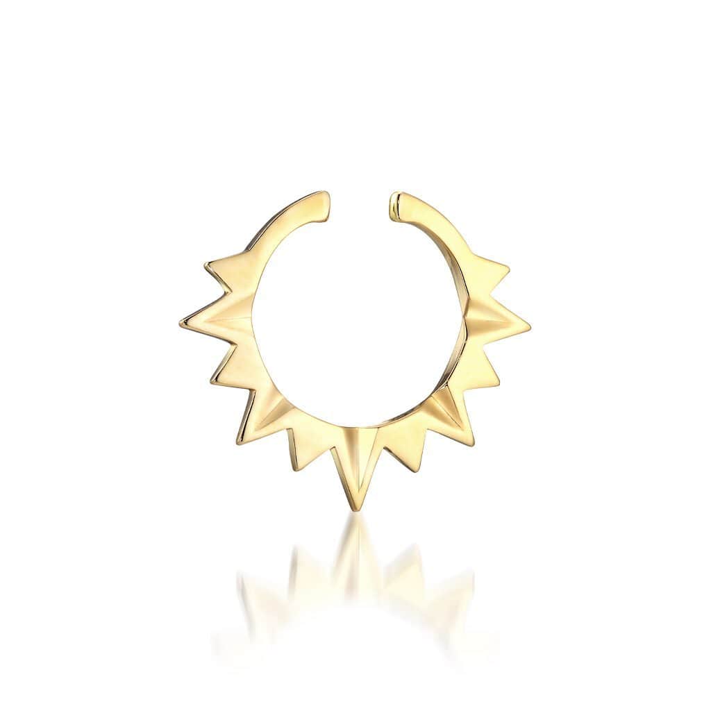 starjewelry_pressさんのインスタグラム写真 - (starjewelry_pressInstagram)「【MODERN EARS】 オンライン越しでも映える耳元コーディネイト。 存在感のある地金ピアスに個性派イヤーカフを重ねて視線を集めて。  #starjewelry #スタージュエリー #modernears #耳元コーディネイト #pierce ピアス #earrings #イヤリング #earcuff #イヤーカフ #coordinate #jewelry」9月10日 11時57分 - starjewelry_press