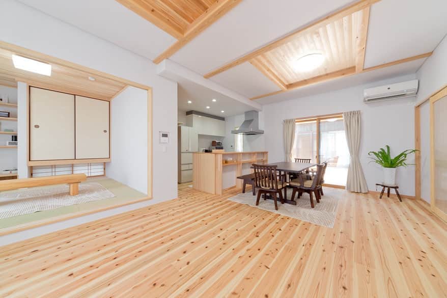 木の家ミヤシタさんのインスタグラム写真 - (木の家ミヤシタInstagram)「ミヤシタは神戸市北区の木の家工務店🌿   折り上げ天井で、開放感あふれるリビングがさらに広く感じられます✨折り上げ天井とは、天井の中央部分が他よりも一段高くして作られた天井のことです。  もっと見たい方へ プロフィールはこちらです🌿 ↓↓↓ @miyashita_wood in  #ミヤシタの家 #神戸市北区 #工務店 #一級建築士事務所 #木造住宅 #注文住宅 #新築 #建て替え #リフォーム #製材所 #兵庫県産木材 #木の家 #セルロースファイバー断熱材 #デコスドライ工法 #無垢材の床 #木のあるくらし #工務店選び #工務店がつくる家 #マイホーム計画中 #ハウスメーカー選び #ハウスメーカー迷子 #家づくり #木が好きな人と繋がりたい #lovehyogo」9月10日 11時57分 - miyashita_wood