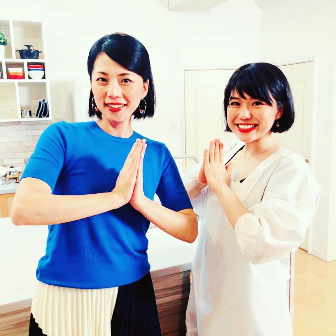 吉岡美穂のインスタグラム：「9/10  OA  ヒルナンデス  印度カリー子ちゃんのカレー作ってみました^ ^ 簡単でヘルシー、あと引く美味さ💕  タクコ  ターメリック クミン コリアンダー  三枚目写真は、しいたけとブロッコリーのカレーです。  @indocurryko  #ヒルナンデス #スパイスカレー」