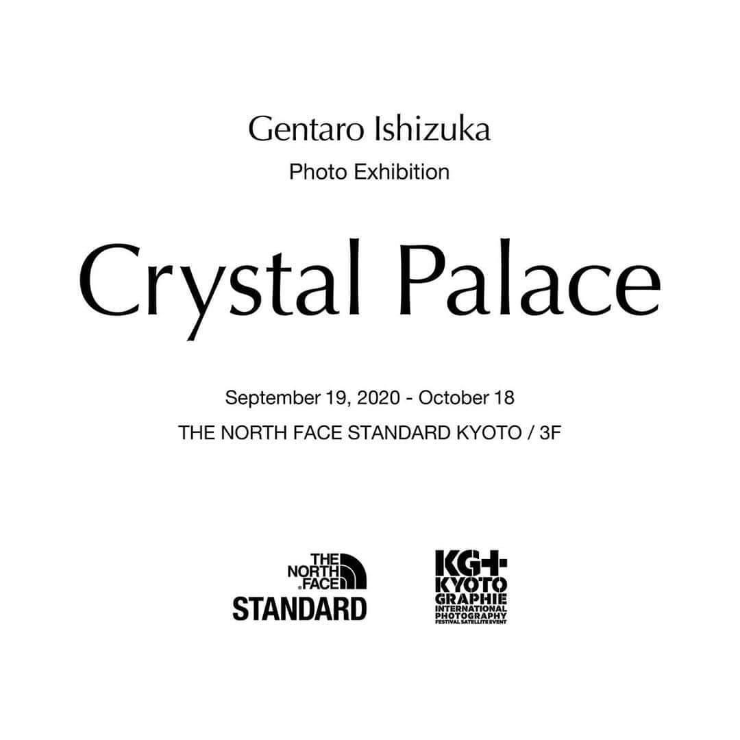 THE NORTH FACE JAPANさんのインスタグラム写真 - (THE NORTH FACE JAPANInstagram)「【Exhibition】  Gentaro Ishizuka Photo Exhibition "Crystal Palace"  at THE NORTH FACE STANDARD KYOTO September 19, 2020 – October 18  THE NORTH FACE STANDARD KYOTOでは、2020年9月19日（土）から10月18日（日）の期間中、KYOTOGRAPHIE 2020のサテライトアートプロジェクト「KG+」のプログラムとして、写真家 石塚元太良氏のフォトエキシビジョン "Crystal Palace" を開催いたします。 「水晶宮」と題されたこの展示では、石塚氏がたったひとりで通い続け、カヤック一艘で旅をしながら追いかけたアラスカ/氷河の悠然たる美しさを通し、我々の自然観を研ぎ澄まさせます。 8×10（エイトバイテン）と呼ばれる大型フィルムカメラで撮影され、そして自らの手でプリントされた、青く光を纏う氷河の情景。 規模感や距離感を惑わせるほどのその繊細なディテールを、THE NORTH FACE STANDARD KYOTOが持つ大きなギャラリーで余すことなく鑑賞することができる貴重なエキシビジョンです。 自然光が大きく取り入れられ、時間によって変化する作品の表情も魅力です。 是非ご覧ください。  石塚元太良 / Gentaro Ishizuka 1977年生まれ、写真家。10代の頃から世界を旅行し始め、8x10などの大型フィルムカメラを用いながら、氷河やパイプライン、ゴールドラッシュなどをモチーフに撮影している。特定のモチーフで独自のランドスケープを世界中で撮影し続ける彼のスタイルは、コンセプチュアル・ドキュメンタリーとも評され、ドキュメンタリーとアートの間を横断するように、時事的な話題に対して独自のイメージを提起する。 @nomephoto  会場｜THE NORTH FACE STANDARD KYOTO 京都府京都市中京区麩屋町通六角下ル坂井町450 OPEN11:30 - CLOSE20:00 TEL 075-221-0222  @tnf_standard_kyoto @kyotographie @kgplus  #thenorthfacestandard #tnf_standard #thenorthface #tnfjp #石塚元太良 #GentaroIshizuka #kyotographie #kyotographie2020 #京都国際写真祭 #KG+」9月10日 12時02分 - thenorthfacejp
