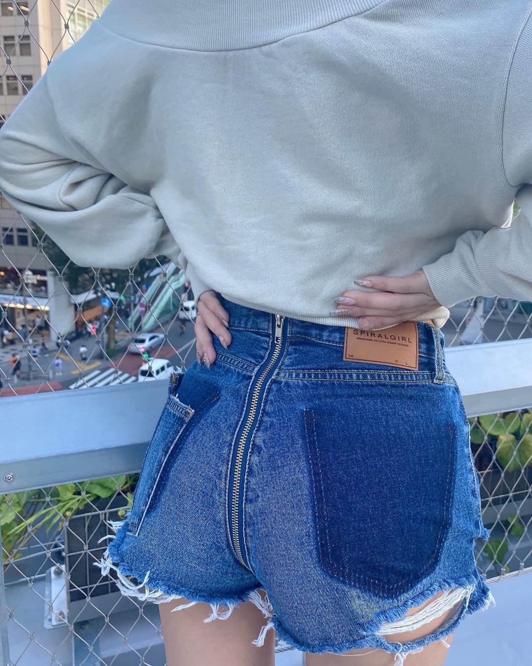 松田聖菜さんのインスタグラム写真 - (松田聖菜Instagram)「最近このズボンすごいお気に入りなんだけど前後ろチャックのデザインになってて本当可愛い✨✨🌈  オフショルのラインもドツボでデコルテが 綺麗に見えるからめっちゃ愛用しちゃう！  袖のクシュクシュ感も女の子っぽくてめっちゃよき🔥  ブランドは @spiralgirl_official だよ💓   #SPIRALGIRL #スパイラルガール」9月10日 12時02分 - seinaaa_0318