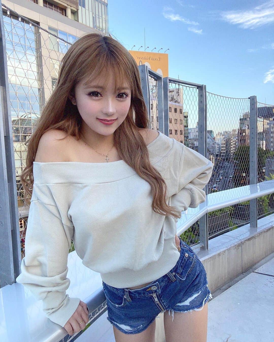 松田聖菜さんのインスタグラム写真 - (松田聖菜Instagram)「最近このズボンすごいお気に入りなんだけど前後ろチャックのデザインになってて本当可愛い✨✨🌈  オフショルのラインもドツボでデコルテが 綺麗に見えるからめっちゃ愛用しちゃう！  袖のクシュクシュ感も女の子っぽくてめっちゃよき🔥  ブランドは @spiralgirl_official だよ💓   #SPIRALGIRL #スパイラルガール」9月10日 12時02分 - seinaaa_0318