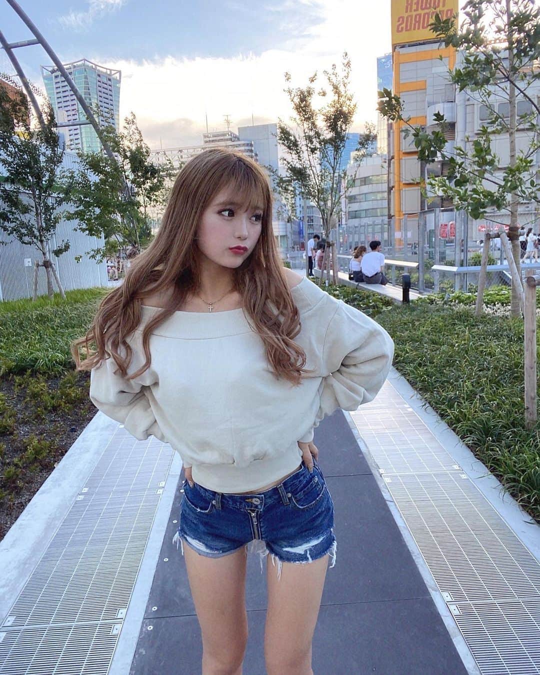 松田聖菜さんのインスタグラム写真 - (松田聖菜Instagram)「最近このズボンすごいお気に入りなんだけど前後ろチャックのデザインになってて本当可愛い✨✨🌈  オフショルのラインもドツボでデコルテが 綺麗に見えるからめっちゃ愛用しちゃう！  袖のクシュクシュ感も女の子っぽくてめっちゃよき🔥  ブランドは @spiralgirl_official だよ💓   #SPIRALGIRL #スパイラルガール」9月10日 12時02分 - seinaaa_0318