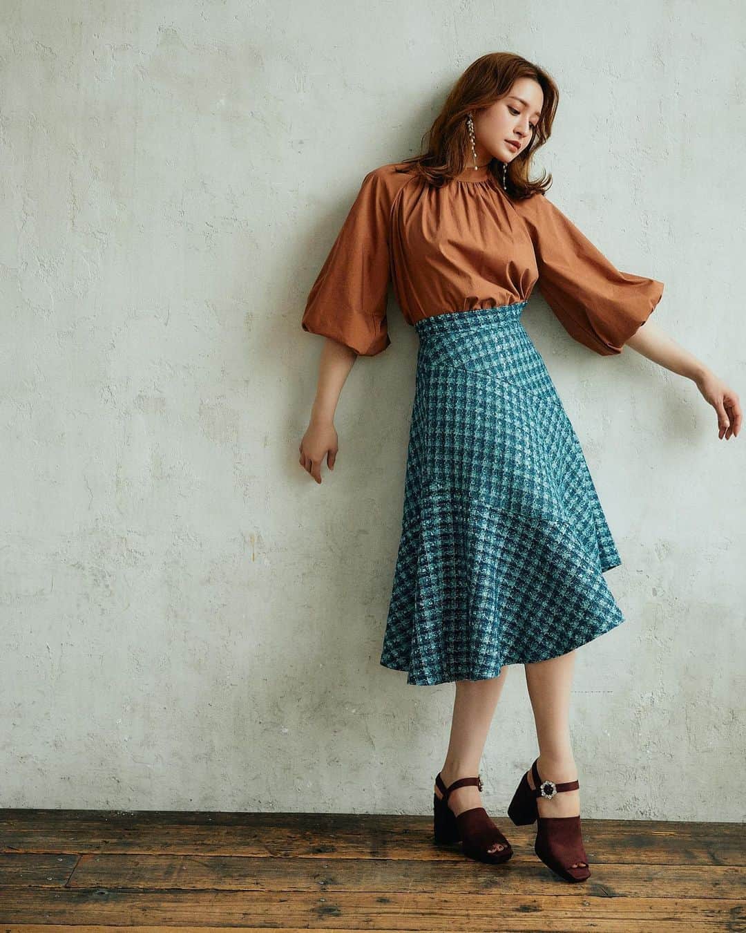 トランテアンソンドゥモードさんのインスタグラム写真 - (トランテアンソンドゥモードInstagram)「【👗NEW ITEM👜💕】 これからの時期に活躍するブラウス🥰✨ シンプルで合わせやすいのに バックリボン、袖ボリュームと ディテールまでこだわったデザインなので 女性らしく雰囲気ある着こなしの出来る1枚です😘❣️ そんなトップスに合わせれば クラシカルなツイード素材のスカートも コンサバすぎず、素敵にキマります💕 スカートはアシンメトリーのデザインが ポイント🎶 ———————————————————— ♦️ボリュームスリーブバックリボンブラウス￥8,900+tax #31sdm品番010304 カラー(ブラウン/ラベンダー/ブラック) ワンサイズ ♦️アシンメトリーツイードフレアスカート￥9,500+tax #31sdm品番030009 カラー(グリーン/ピンク/ネイビー) サイズ（36/38） ♦️フェイクスエードサンダル￥9,800+tax #31sdm品番100310 カラー(ボルドー/ブラック/キャメル) サイズ（S/M/L） ♦️淡水パールフリンジイヤリング￥3,000+tax #31sdm品番090313 カラー(ゴールド) ———————————————————— 入荷予定日や在庫は、店舗により異なります❕ また、予告なく入荷日が変更となる場合がございますのでご了承ください🙇‍♀ 店舗では、入荷連絡も承っておりますので スタッフまでお声掛けください☺️💕 #31Sonsdemode #31sdm #31sdm_outfit #fashion #autumn #coordinate #blouse #skirt #tweed #tweedskirt #asymmetry #feminin  #トランテアンソンドゥモード #トランテアン #秋 #コーディネート #ブラウス #スカート #ツイード #ツイードスカート #アシンメトリー #フェミニン  #デザインスカート #大人気 #新作」9月10日 12時04分 - 31sonsdemode