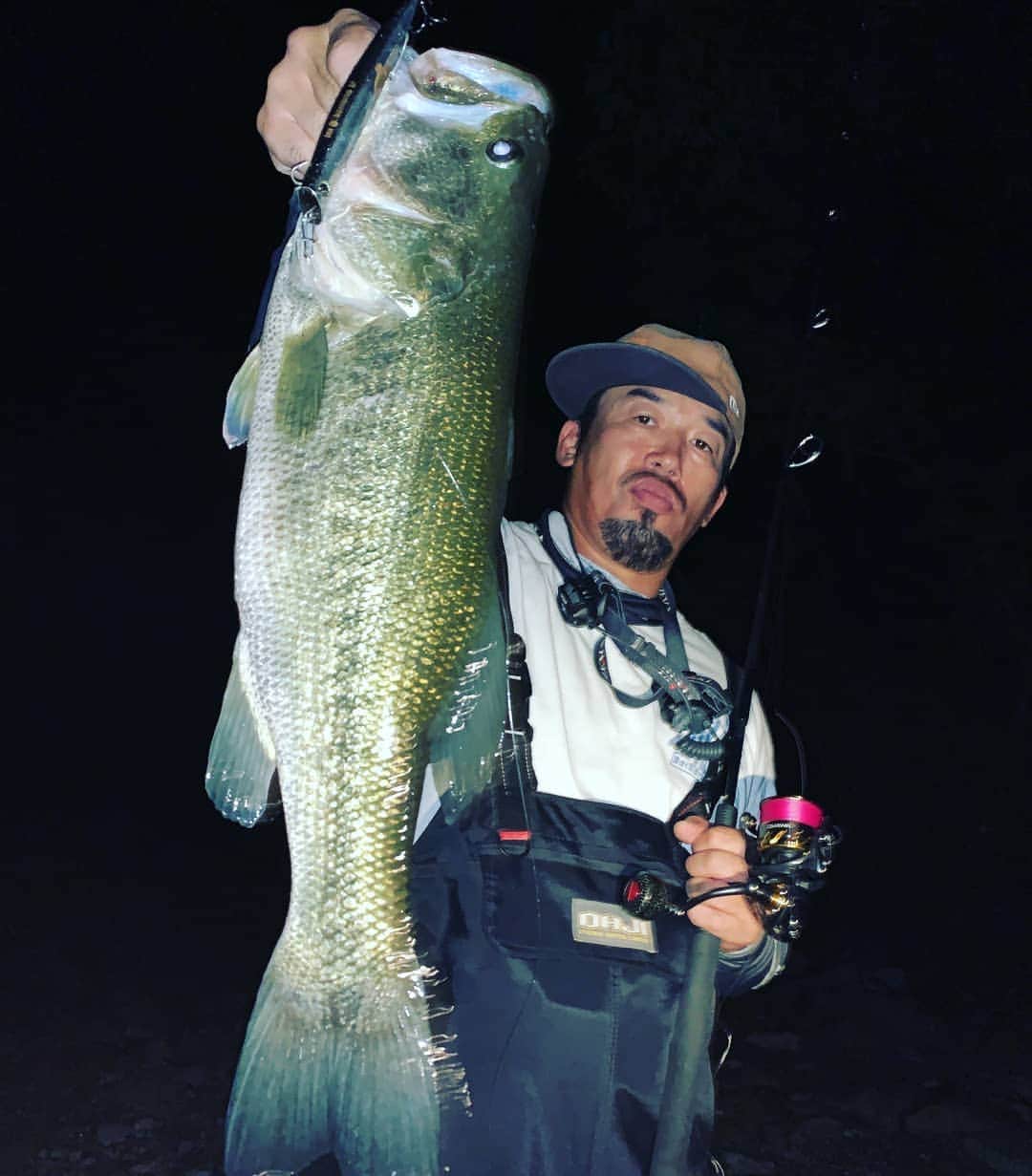 武蔵のインスタグラム：「久々のバス釣りに行った。  その日はバタバタで夕方からのエントリーだったが、もう日が落ちるくらいのタイミングで爆った‼️   使用したルアーはシーバス用ルアーのコモモ。   表層を引いて来ると「ボコッ！」と水面で爆発🌊   掛かったバスは53cmの大物だった👍   最高に楽しかったぜ😁  #武蔵 #釣り #ブラックバス  #fishing  #blackbass  #nofishingnolife」