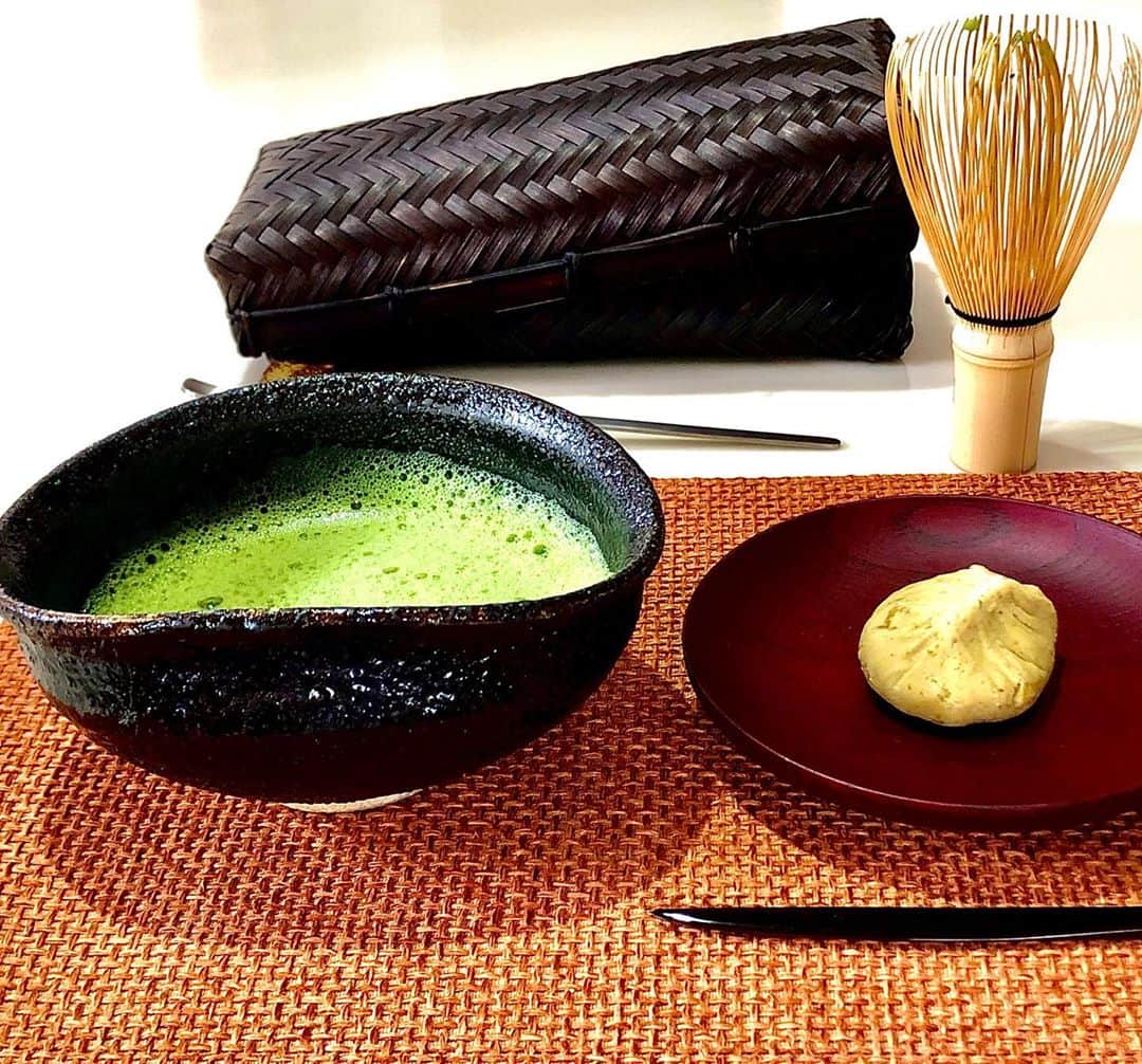 世良公則さんのインスタグラム写真 - (世良公則Instagram)「☆☆☆☆☆☆  多治見の陶芸家  加藤亮太郎氏から  絶品の「栗きんとん」が届いた  そこで、一服点ててみた  ひと足早い『秋』  ご馳走さまでした  引出し黒茶盌:自作 (加藤亮太郎氏引出し)  ☆☆☆☆☆☆☆  #世良公則 #masanorisera #japanesemusician #japaneseartist #japaneseteaceremony #matcha #陶芸 #一服 #茶盌 #茶道 #栗きんとん」9月10日 12時07分 - masanorisera