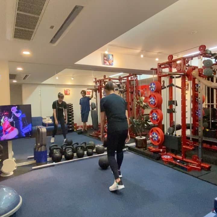 のインスタグラム：「🙋‍♀️ . . 顔は前！🤭  @asklepios_studio  . . #パーソナルトレーニング #パーソナル #ジム #gym #肉体改造 #ダイエット #diet #training #体幹 #コア #体幹トレーニング動画」