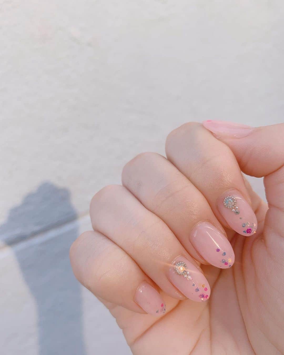 のインスタグラム：「. . 新しい爪！きらきら！🐰🤎🤍 夏っぽいネイルは今年ラストかな！ 表参道の @musk_nails さん◎ . . #musknail #nails #nail #nailstagram #ネイル #ナチュラルネイル #シンプルネイル #ジェルネイル #表参道ネイルサロン #클리오 #神宮前 #아이섀도 #메이크업아티스트  #unknownjapan #instagood #instalove #instalike #discoverjapan #ネイルデザイン」