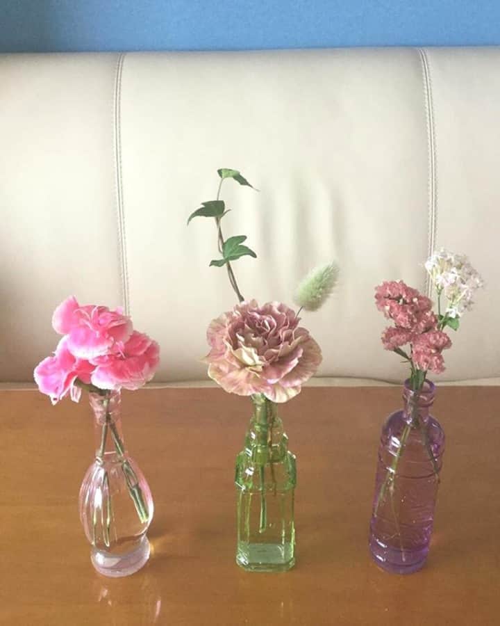 Bloomee LIFEさんのインスタグラム写真 - (Bloomee LIFEInstagram)「色々な小瓶に挿して飾る💐⠀ ⠀ 小瓶に分けて飾ったお花を並べると、⠀ 空間にリズム感が生まれて素敵に飾れます◎⠀ ⠀ ピンク系でまとめられたお花たちも、⠀ 飾り方次第でまた違った表情を見せてくれますね🌸⠀ ⠀ @moooooooko さんのお写真⠀ ⠀ #bloomeelife#ブルーミーライフ#お花の定期便#プチブーケ#サブスク#花のある生活#花好きな人と繋がりたい#おうち時間#花部#花写真#花が好き#花を飾る#暮らしを楽しむ#日々の暮らし#丁寧な暮らし#日々#お花のある暮らし#素敵な休日#暮らしを整える#くらしのきほん#日々の暮らしを楽しむ#丁寧に暮らす#おうち時間#インテリアフラワー#ナチュラルインテリア#豊かな暮らし」9月10日 12時12分 - bloomee