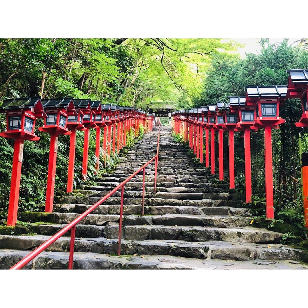 鈴木優梨のインスタグラム：「⛩*･。 貴船神社素敵な場所だった𓂃𓂂🍃 ・ 癒されました😻 ・ #京都 kyoto #貴船 #貴船神社 #そうだ京都行こう #神社 #神社巡り #縁結び #縁切り #水の神 #散歩 #女子旅」