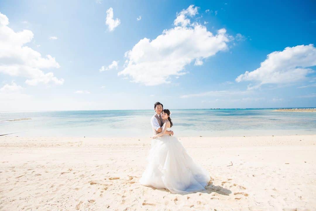 H.I.S. ウェディング（エイチ・アイ・エス）さんのインスタグラム写真 - (H.I.S. ウェディング（エイチ・アイ・エス）Instagram)「≪🌷本日の花嫁🌷≫ . 挙式を終えられた新郎新婦さまの加工なしのリアルな お写真です🥰  式場選びのご参考にされてみてくださいね🕊 . . . 📍Wedding at  #沖縄　#アクアグレイスチャペル . . チャペルの目の前が海✨これぞリゾートウェディングっと感じるロケーション🌴🌴  一番近いリゾート"沖縄" パスポート不要❗️ 両替不要❗️ 言葉の心配なし❗️ 沖縄の海は世界でも有数の美しさ‼️ . . 📯2021年までお得な商品を発売中📯  人気のハワイ、沖縄を中心にいち早く来年の ご予約を承っています💒  詳しくは、TOPのプロフィールよりホームページをご覧ください🖥 . . ‥‥‥‥‥‥‥‥‥‥‥‥‥‥‥‥‥‥‥‥‥‥‥‥‥‥‥‥‥‥‥‥ . ▶︎ハッシュタグのあとに「チャペル名his」 で検索してみてね！ HISの先輩花嫁のお写真が見られるよ🕊 . . ▶︎みなさんのご質問にお答えします♡ 『海外挙式ってどんな感じ？』 『予算は？』 『準備期間は？』 『まずどうしたらいいの？』 など、疑問や質問があればコメント欄に入れてね😉❣️ お答えしていくよ♪ . ▶︎HISで挙式をされた花嫁さんは　#his卒花  とハッシュタグを入れてね！ こちらで紹介してもいいよ、という方はDMお待ちしてます♪ . ──────────────────── #hisウェディング #ハワイウェディング  #海外挙式 #海外ウェディング #結婚式準備 #プレプレ花嫁 #幸せバトン #日本中のプレ花嫁さんと繋がりたい #ゼクシィ2020  #タビ嫁 #tabijyo_wedding #2020春婚 #2020冬婚 #プロポーズ #理想の結婚式  #his卒花 #海外挙式準備 #サマーウェディング #撮影ポーズ #ハワイ好きな人とつながりたい #式場探し中 #海外ウェディングフォト #リゾートウェディング #結婚式は旅だ #リゾ婚 #アクアグレイスチャペルhis #沖縄挙式」9月10日 12時16分 - his_wedding