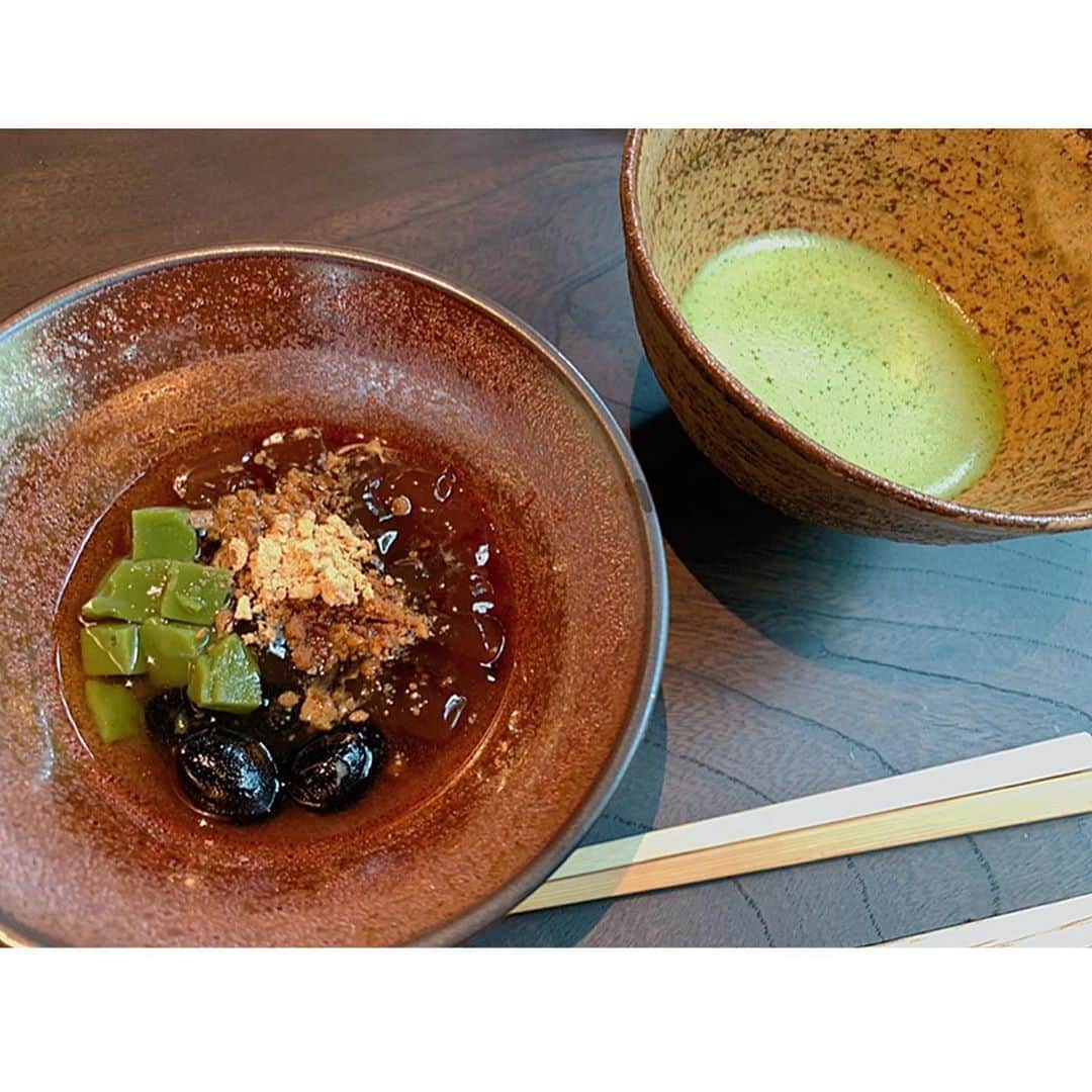 百合華さんのインスタグラム写真 - (百合華Instagram)「京都洛北に広がる森の庭にひっそりと佇むプライベートなリゾート『アマン京都』にて、森林浴を愉しみながらのアフタヌーンティー女子会タイム🍽💕  お重仕立てのアフタヌーンティーセットには可愛らしい和菓子やセイボリーが詰められていて、その他の絶品スイーツちゃん達も次から次へとテーブルへ並べられていきます✨  途中雨が降ってきてスタッフによるテラス席の早業撤収作業風景も見応えありデシタww🎶  ワゴンで運ばれてくる〆のわらび餅を目の前で取り分けてくださったり、茶道歴30年の熟練スタッフの方がお抹茶を点ててくださったりと、まったりとした極上の昼下がりを満喫出来てとっても癒されました💖  #japan #日本 #kyoto  #京都 #洛北 #amankyoto  #アマン京都 #リビングパビリオンbyアマン  #afternoontea  #アフタヌーンティー #アフターヌーンティー  #アフタヌーンティー女子会 #森林浴 #テラス席 #和菓子 #セイボリー #わらび餅 #お抹茶 #撤収作業 #極上のひととき #美食 #美食家」9月10日 12時27分 - yurika.lovelily
