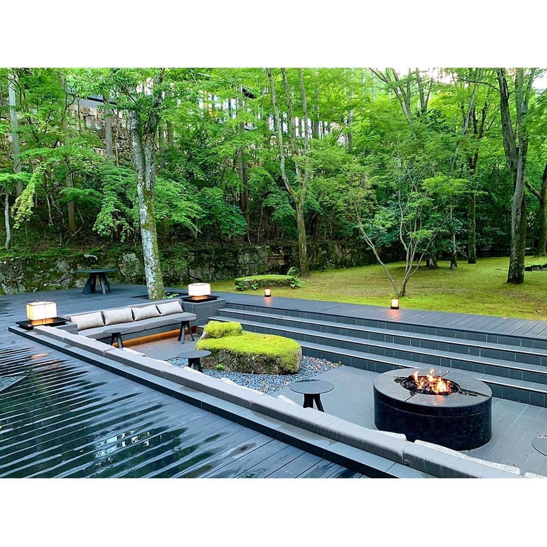 百合華さんのインスタグラム写真 - (百合華Instagram)「京都洛北に広がる森の庭にひっそりと佇むプライベートなリゾート『アマン京都』にて、森林浴を愉しみながらのアフタヌーンティー女子会タイム🍽💕  お重仕立てのアフタヌーンティーセットには可愛らしい和菓子やセイボリーが詰められていて、その他の絶品スイーツちゃん達も次から次へとテーブルへ並べられていきます✨  途中雨が降ってきてスタッフによるテラス席の早業撤収作業風景も見応えありデシタww🎶  ワゴンで運ばれてくる〆のわらび餅を目の前で取り分けてくださったり、茶道歴30年の熟練スタッフの方がお抹茶を点ててくださったりと、まったりとした極上の昼下がりを満喫出来てとっても癒されました💖  #japan #日本 #kyoto  #京都 #洛北 #amankyoto  #アマン京都 #リビングパビリオンbyアマン  #afternoontea  #アフタヌーンティー #アフターヌーンティー  #アフタヌーンティー女子会 #森林浴 #テラス席 #和菓子 #セイボリー #わらび餅 #お抹茶 #撤収作業 #極上のひととき #美食 #美食家」9月10日 12時27分 - yurika.lovelily