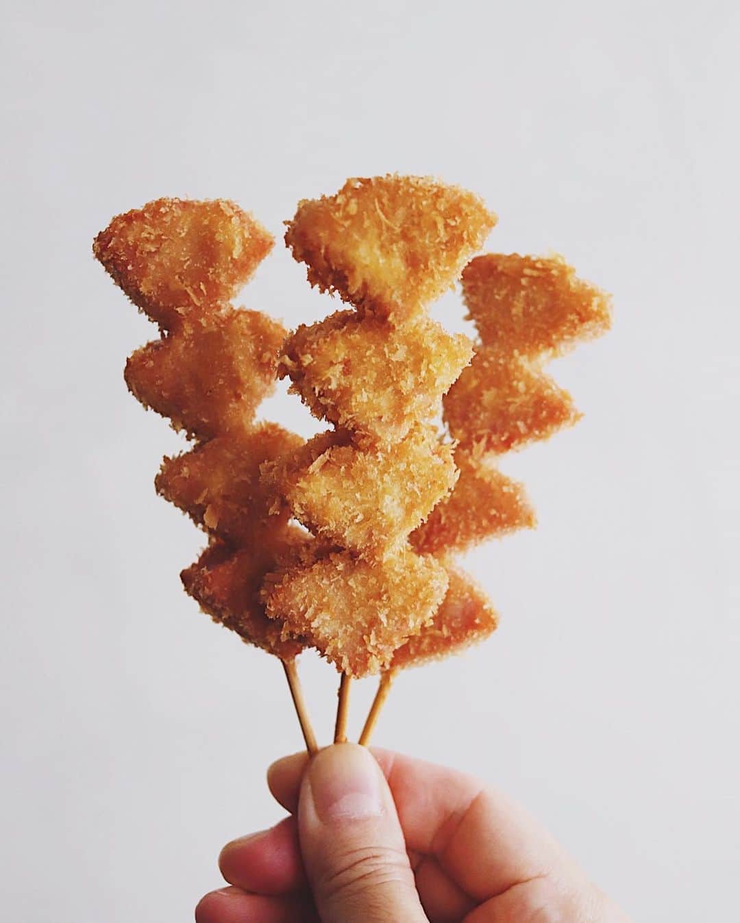 樋口正樹さんのインスタグラム写真 - (樋口正樹Instagram)「meiho ham . お昼に揚げた明宝フライ。 某道の駅で売ってるのを 自宅で作ってみましたよ。 あとキャベツにラブパク。 . 自分的に世界三大ハムは パルマハムと金華ハムと 岐阜県郡上市の明宝ハム。 昔ながらのプレスハムが めちゃくちゃおいしいの。 いまちょうど９末までの レシピ投稿キャンペーン 開催してるみたいですよ。 👉@meihoham . . ハモン・セラーノごめん🙏 . #明宝ハムおうちレシピ #明宝フライ #明宝ハム #道の駅明宝 #郡上グルメ #世界三大ハム #ハムカツ #串カツ #あげものがかり #スナック感覚 #ラブパク #ちぎりキャベツ #おうちごはんLover #おつまみ #ビールに合う #meihoham」9月10日 12時20分 - higuccini