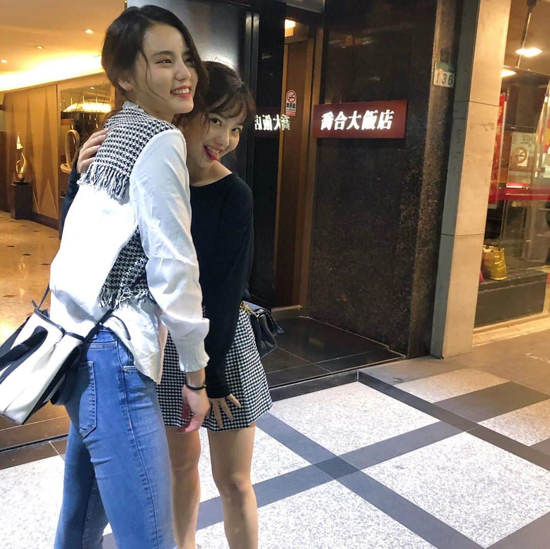 青山舞莉さんのインスタグラム写真 - (青山舞莉Instagram)「𝐢 𝐥𝐨𝐯𝐞 𝐲𝐨𝐮 𝐚𝐬𝐚𝐤𝐚  まいべすてぃーあさか祝1万人㊗️ お仕事一緒になったりめっちゃ大好き♡人間と話すの苦手なミーのとなりにあさかいると謎に喋れるようになるから助けられてる笑 出会えてうれしいよん🤍 あ、ちなみに出会う前最初は名前あーさかだと思ってた笑　 あと2人の写真全然ないよー！！ @aasakaa_0102」9月10日 12時35分 - milez728