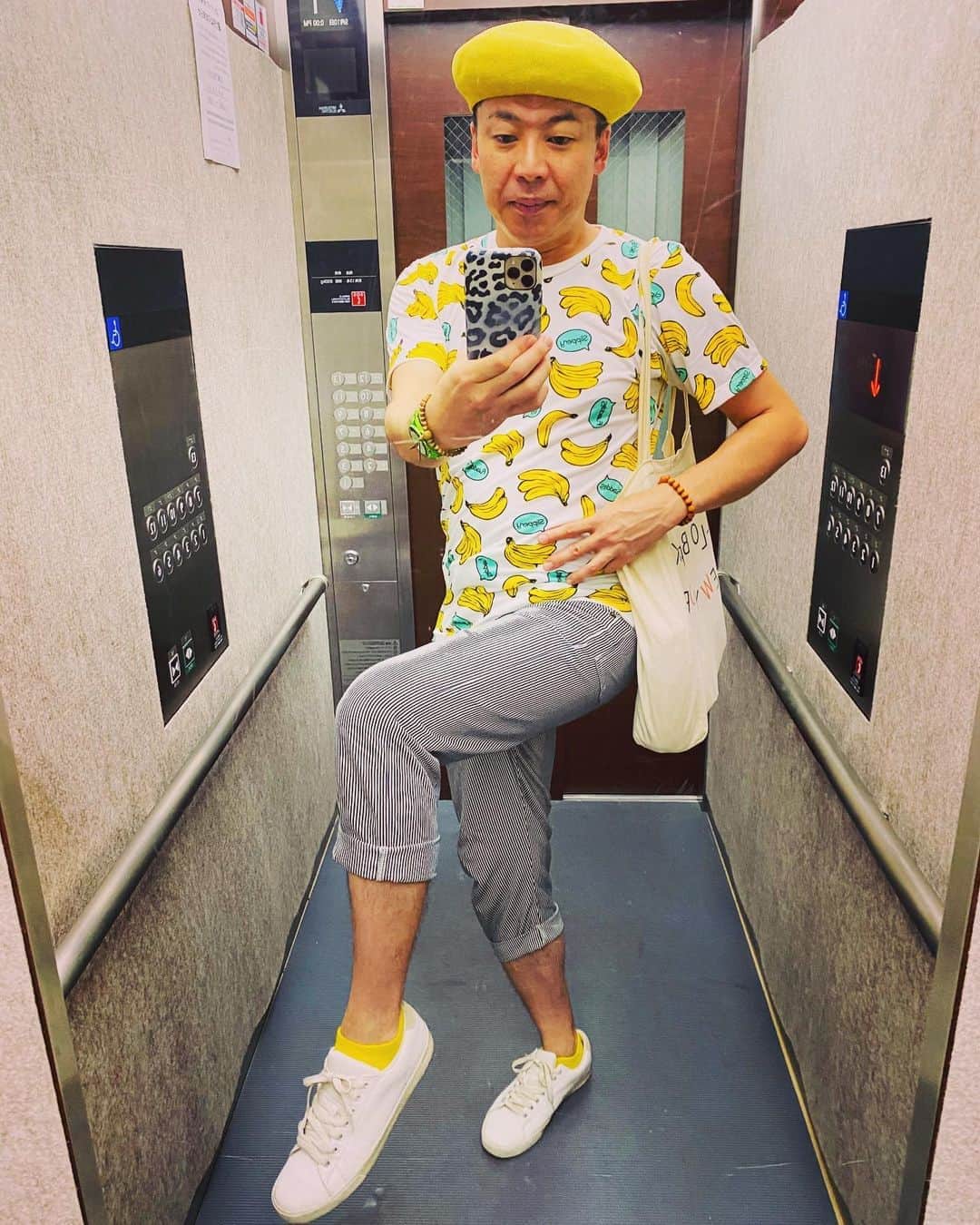 のインスタグラム：「今日の私服でおま😉✌️✨✨✨✨✨ 今日は夏の古着ミックスコーデ‼️ バナナ🍌🍌のtシャツに　ベレー帽と靴下🧦も黄色で合わせて　ポップな感じにしてみまちた😃🍌🍌🍌💡💡💡  今日は配信前に　事務作業の手続きしたり、なんだりで また　1日動きます〜😅🤣🤣😬💪💪  それそれー💨💨 #私服 #ootd  #カジュアルコーデ  #バナナtシャツ #ポップにしてみたわよ #美川憲一 #美川憲二 #ヒデコフランセスカ #オネェ系 #ものまね」