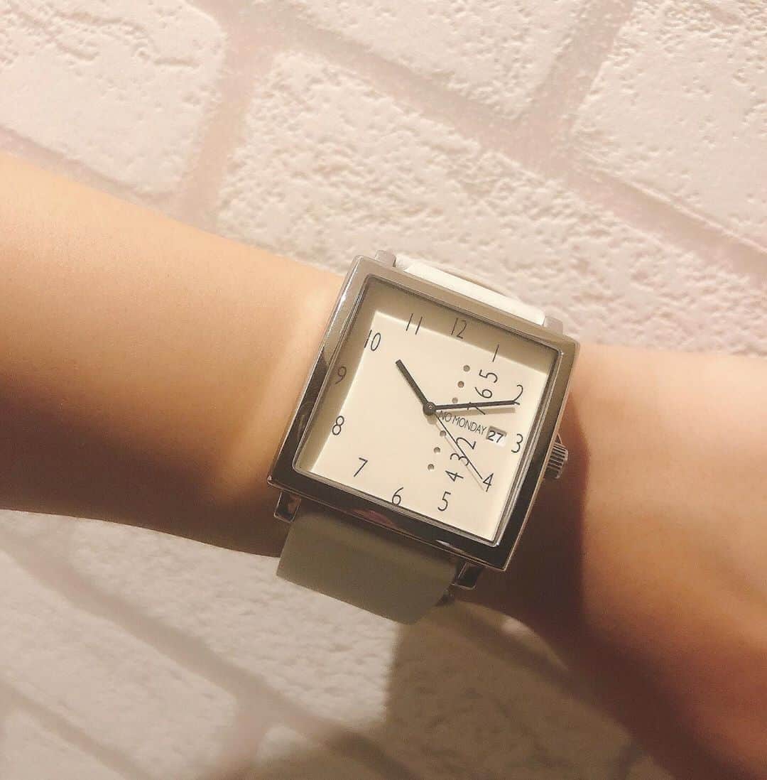 中尾みほさんのインスタグラム写真 - (中尾みほInstagram)「・ ・ @nomonday_jp  様の腕時計✨ ・ シンプルで可愛い💕💕 色んなファッションに 合わせれそう😘✨✨ ・ ・ こちらのSHOPで腕時計を 購入する場合クーポンコード 『mihocii』 使用で10%OFF❤️ ・ ・ #nomonday#fashion#ootd#ノーマンデー#腕時計#時計#手元倶楽部#ファッション#可愛い#お洒落#手元倶楽部」9月10日 12時32分 - mihochan18