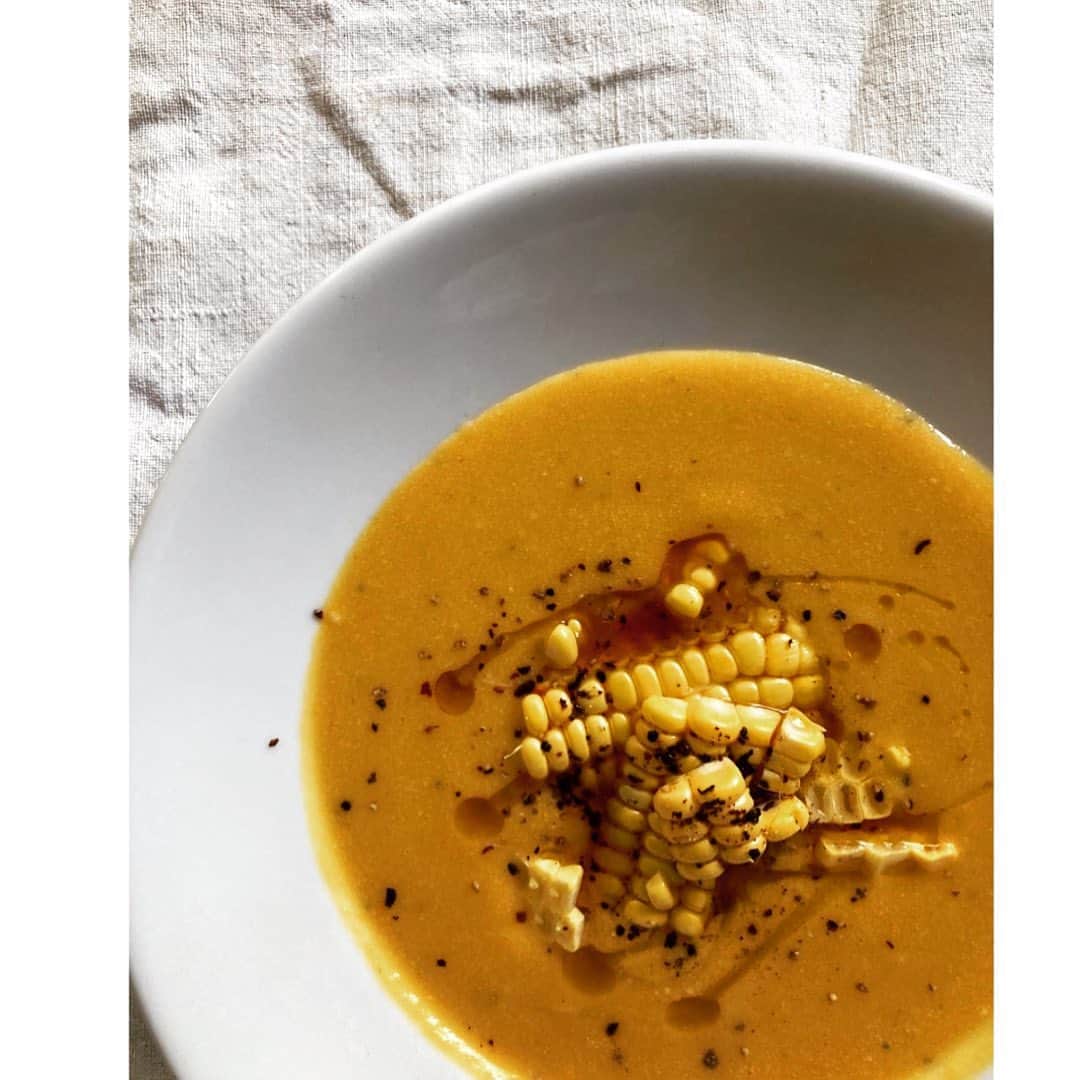 journaleatripのインスタグラム：「fresh vegetables  美味しい野菜食べると シャキーン✨とする。  バターナッツのスープに 生の🌽とバターナッツオイル  ローメンレタスには  胡桃 とまと ケッパー アンチョビ パルメザンチーズ バジル  で作った濃厚めのドレッシングをあえて  シャキーン。」