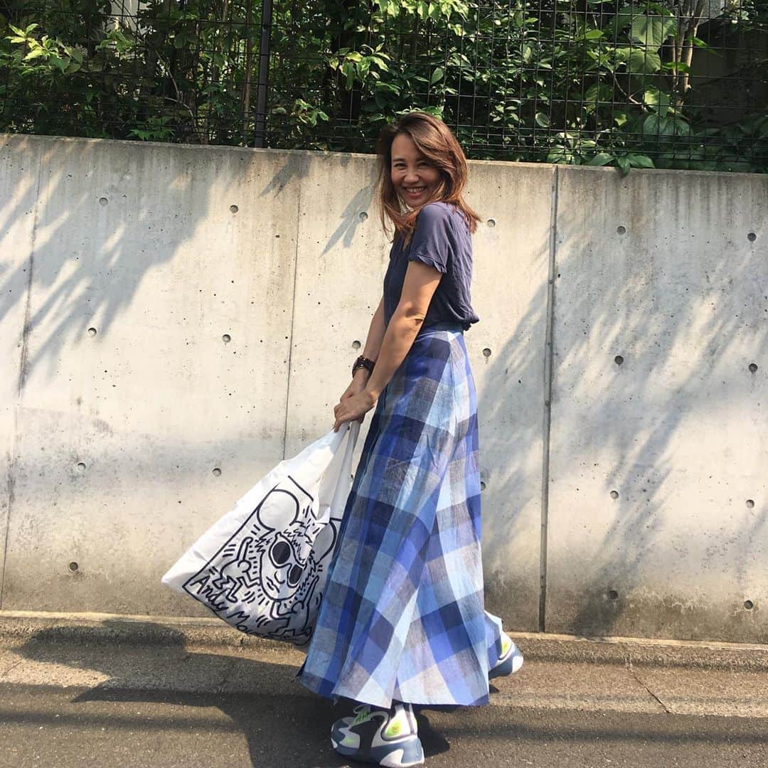 のインスタグラム：「#エコバック これ本当に買ってよかった〜😎 ちまたのお洒落エコバックだとサイズが小さくて私にはたりず、このエコバックは大きくてスーパー行く時に大活躍してます。 * しかも安い。 そして 大好きな#キースヘリング 他にも#バスキア　もあるよ！ 楽天roomにリンクしてあります😊✌🏻 #mamacoordinate Tシャツ　#bedandbreakfast  スカート #greedinternational  #スニーカー #nike#ナイキ」