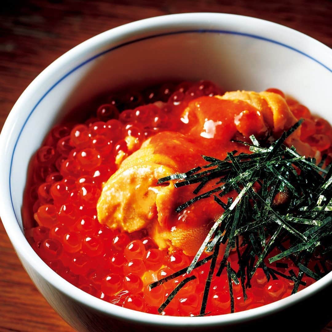 東京カレンダーさんのインスタグラム写真 - (東京カレンダーInstagram)「上質な食材の、完璧なバランスからなる魅惑の丼﻿ ⠀⠀⠀⠀⠀⠀⠀⠀⠀﻿ うにといくらが人々を魅了し続けてきた証拠となるメニューが、麻布十番の8席のみの #小料理屋 『 あそこ 』に存在する。﻿ それはシンプルな「うにいくら丼」。﻿ もとから土鍋で炊いたごはんにさまざまな魚介をのせて提供していたが、﻿ うにといくらの注文が最も入り、開店当初の18年前からメニューに残り続けているのだ。﻿ 他店にもあるメニューのようで、上質さは桁違い。﻿ ⠀⠀⠀⠀⠀⠀⠀⠀⠀﻿ 写真▷「うにいくら丼」﻿ 下関のうに醤がかかり、味わいに深みをもたせている。﻿ うには基本的にはバフンうにを使用。老若男女が集う店だが、年齢性別問わず往年の看板メニューである。﻿ ⠀⠀⠀⠀⠀⠀⠀⠀⠀﻿ ⠀⠀⠀⠀⠀⠀⠀⠀⠀﻿ ーーinfoーーーー﻿ 店名▷ #あそこ﻿ エリア▷  #麻布十番﻿ 電話番号▷03-3456-6255﻿ ※お問い合わせの際は『東京カレンダーのインスタを見た』とお伝えいただければ幸いです。﻿ 住所▷港区三田1-10-5﻿ ーーーーーーーー﻿ ⠀⠀⠀⠀⠀⠀⠀⠀⠀﻿ ★コースの詳細や店内の様子は⠀⠀⠀⠀⠀⠀⠀⠀⠀﻿ 『月刊誌　東京カレンダー2020 5月号　使える和食「やっぱり「 #うに 」と「 #いくら 」は最高のごちそう」』にて﻿ ⠀⠀⠀⠀⠀⠀⠀⠀⠀﻿ ーーーーーーー★ーーーーーーーー﻿ @tokyocalendar プロフィールURLの﻿ 東カレweb（アプリ）では、﻿ 高級グルメ情報や話題のレストラン、﻿ 手土産からテイクアウトグルメなど﻿ 東京のグルメ情報を幅広くご紹介。﻿ そして大人気コンテンツ、東カレweb小説や﻿ トレンドニュースも配信しております。﻿ ーーーーーーーーーーーーーーーー ﻿ ⠀⠀⠀⠀⠀⠀⠀⠀⠀﻿ #麻布十番グルメ#麻布十番 #東京カレンダー #Tokyocalendar #東カレ  #東京グルメ#東京美食 #food #instafood#Tokyofood  #オシャレ #インスタ映え#japanesefood #東京おすすめ  #tokyoeats #japaneats  #ikura#uni #海鮮丼」9月10日 12時42分 - tokyocalendar