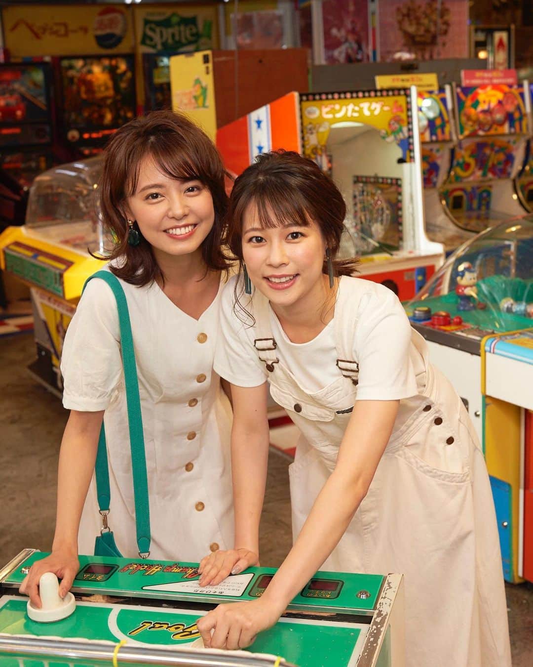 フジテレビアナウンサーのインスタグラム：「. フジテレビ女性アナウンサーカレンダー2020 撮影の裏側🎬をご紹介… 今日は、5月編💭  GWのお出かけがテーマの5月は、2人の楽しそうな姿を撮りたい！ということで、 緊張しがちな鈴木唯アナの笑顔を少しでも引き出すべく、本人が大好きだと公言している宮澤アナとの撮影ペアに🥰  …したのは良かったのですが、かえって緊張するようで…🤧 お姉さん宮澤アナにほぐしてもらい、 2ショットを自撮りするまでリラックスできました☺️  そして、恒例カレンダー撮影の裏側リポートは今回も藤井アナ🎤 FODアナマガにて配信中です☺️ https://fod-sp.fujitv.co.jp/s/genre/announcer/sera002/a002110042/  ご自宅にいながら、お台場めぐりができる フジテレビ女性アナウンサーカレンダー2020をよろしくお願いいたします☺️  #宮澤智　@tomo.miyazawa  #鈴木唯」