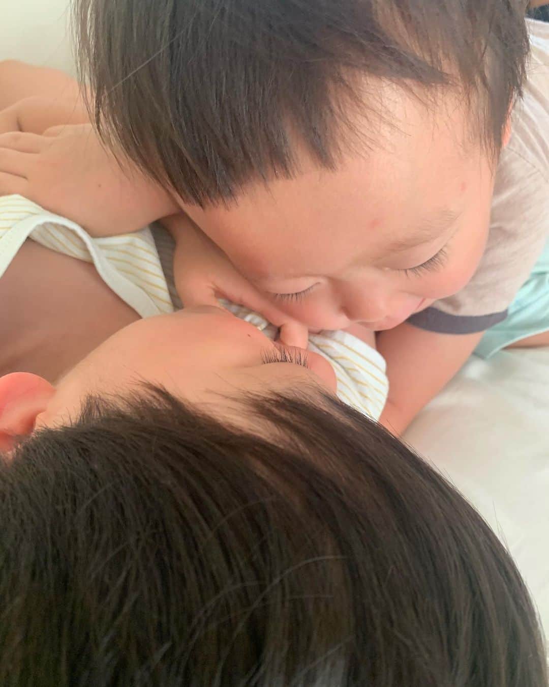 花盛友里のインスタグラム：「「あなたの名前はなんですか」 「ぼくでしゅ！」 って言うようになった次男坊。  その「ぼくでしゅ！」が何回聞いても可愛すぎて、家族全員に言わされております。 この写真は兄ちゃんに何度も言わされて、「かわいいいいい」ってもちくちゃにされてるところ。  2個めは動画。」