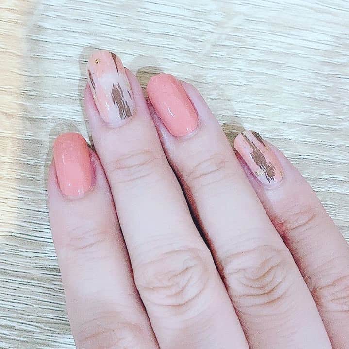 のインスタグラム：「ジェルのシールのネイルにハマっています💅 #ohora と #gelatofactory  どちらもジェルでできたシールを貼って簡単にできるネイルです！ それぞれタグ付けしておきました✨ サロンに行くのも好きだけど自分でやるのも好き！ 爪が綺麗だとテンションが上がります🥰 #nail #selfnail #ネイル #stayhome」
