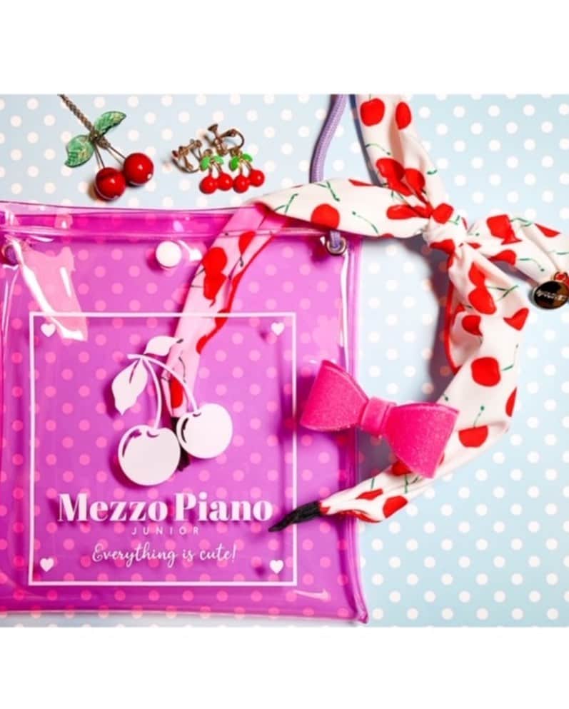 ニコ☆プチさんのインスタグラム写真 - (ニコ☆プチInstagram)「10月号ふろく🌟mezzo piano juniorのビニールサコッシュ🙈💞 オールホワイトコーデに合わせてくれたもんちゃん…これはオシャレすぎるっ…🥺💘 白とピンクの組み合わせもサイッコーにかわいいね〜😍  このサコッシュを見た時から、 絶対‼︎オールホワイトの洋服に合わせる❣️❣️ と思ってました〜〜〜😘 💖白にクリアピンクが映えて気分が上がる〜〜〜🎶  そしてキュートになるように、アクセサリーはさくらんぼぉ🍒🍒🍒✨  みんなはどんなコーデに合わせているのかなぁ？😊  #ニコプチ #ニコプチふろく #プチモのふろくの使い方  #ニコプチふろくのある生活  #メゾピアノジュニア #mezzopianojunior  #ふろく #森崎美月」9月10日 12時51分 - nicopuchi_official