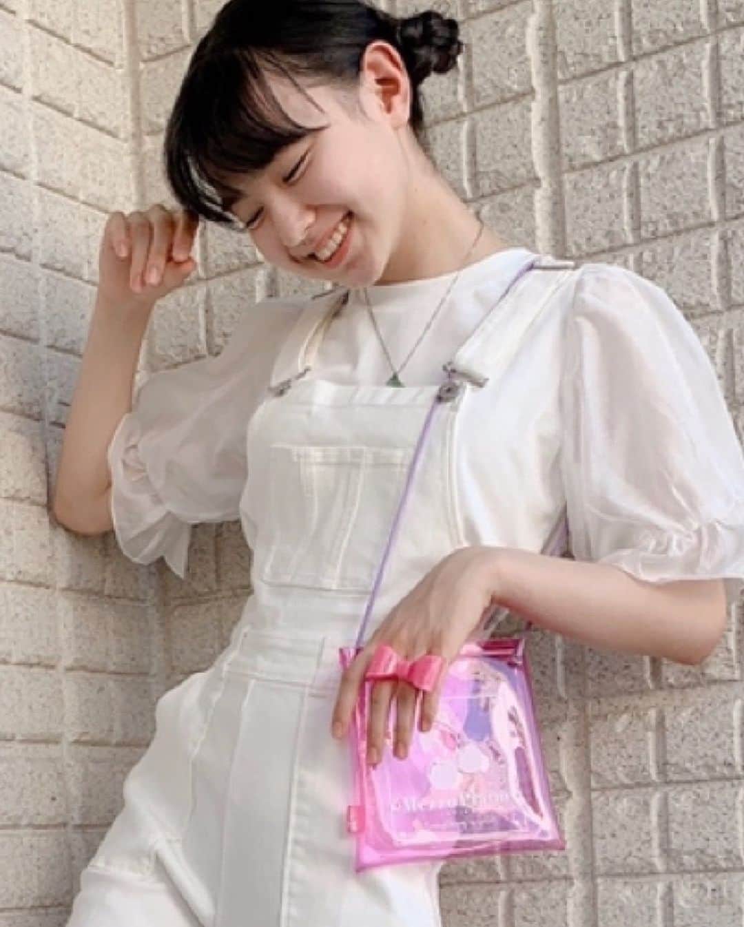 ニコ☆プチさんのインスタグラム写真 - (ニコ☆プチInstagram)「10月号ふろく🌟mezzo piano juniorのビニールサコッシュ🙈💞 オールホワイトコーデに合わせてくれたもんちゃん…これはオシャレすぎるっ…🥺💘 白とピンクの組み合わせもサイッコーにかわいいね〜😍  このサコッシュを見た時から、 絶対‼︎オールホワイトの洋服に合わせる❣️❣️ と思ってました〜〜〜😘 💖白にクリアピンクが映えて気分が上がる〜〜〜🎶  そしてキュートになるように、アクセサリーはさくらんぼぉ🍒🍒🍒✨  みんなはどんなコーデに合わせているのかなぁ？😊  #ニコプチ #ニコプチふろく #プチモのふろくの使い方  #ニコプチふろくのある生活  #メゾピアノジュニア #mezzopianojunior  #ふろく #森崎美月」9月10日 12時51分 - nicopuchi_official