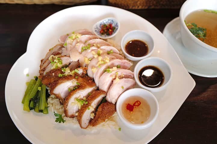 福岡グルメ 福岡ランチ「デビログ」さんのインスタグラム写真 - (福岡グルメ 福岡ランチ「デビログ」Instagram)「大名の路地裏にある『博多カオマンガイ万国屋』はカオマンガイ専門店。 店内にカウンター2席と2名用テーブル席が１つ。 外に2名用テーブル席が１つあり、5～6人くらいで満席になる小さな店だ。 他店はゆで鶏だけのところが多いのだが、ここはゆで鶏と揚げ鶏の両方が楽しめるがいいね😊👌 価格は並盛で1,500円税込。 茹で鶏のスープで炊き上げたジャスミンライスも美味いよ😋 ちなみにゆで鶏だけの並盛は850円税込。 . タイの本場での食べ方は、右手にスプーン、左手にフォークを持って、両手で食べるのだとか。 片手だけで食べていると、すぐに観光客だとわかるらしい😆 . 1日に30食程度しか仕込みができないようなので、早めの時間帯に行くのがオススメ。 大名では毎年5月末から11月末くらいまでの営業で、冬の間は白馬のスキー場で営業している。 テイクアウトOK。 PayPay使える。 . #博多カオマンガイ万国屋 #福岡市中央区大名 1-3-5 ARKCUBE 1F 092-406-7453 12:00～17:00 ※カオマンガイが売り切れ次第閉店 定休日：水曜日※不定休のためInstagramで要確認。 毎年5月～11月までの期間限定営業 . 本日‪22時から‬#コミュニティラジオ天神 (FM77.7MHz)で「#カレバカラジオ 」放送しますよ。 ゲストは6月に卒業した"まーちん”です。お楽しみに👍 YouTubeでもリアルタイムで聴けるので、「カレバカラジオ」で検索してくださいね。 . #大名 #大名グルメ #大名ランチ #万国屋 #福岡カオマンガイ #福岡タイ料理 #タイセレクト2020  #福岡 #博多 #fukuokapics #fukuoka #fukuokacity #hakata #fukuokagourmet #IGersJP #ig_japan #福岡グルメ #福岡ランチ #福岡ごはん #福岡ご飯 #食べログ福岡 #福岡飯 #福岡食べ歩き #福岡インスタグルメ #インスタグルメ福岡」9月10日 12時57分 - devi_takahashi